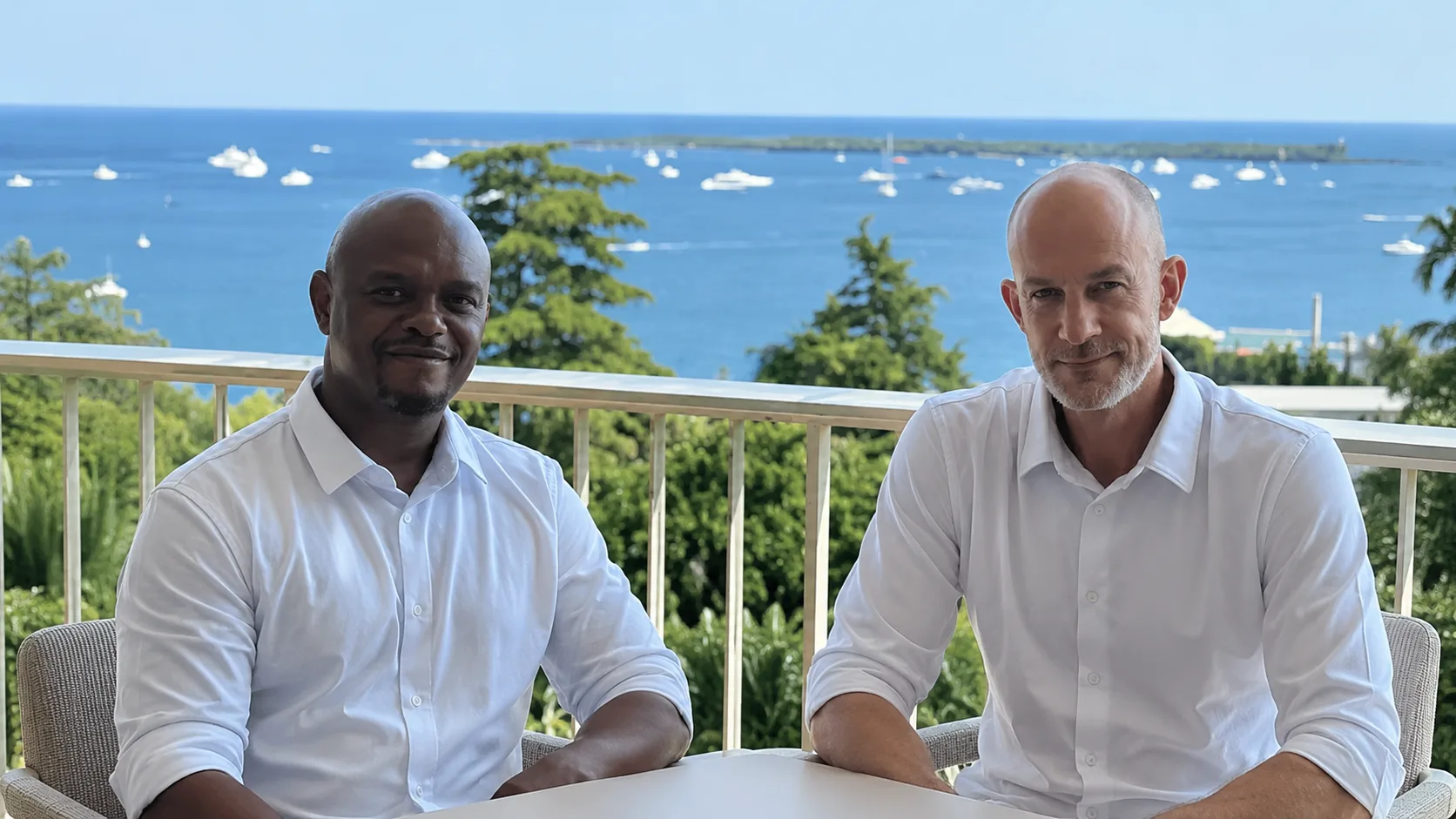 Les deux associés d'Acce Bâtiment, attablés face à la baie de Cannes