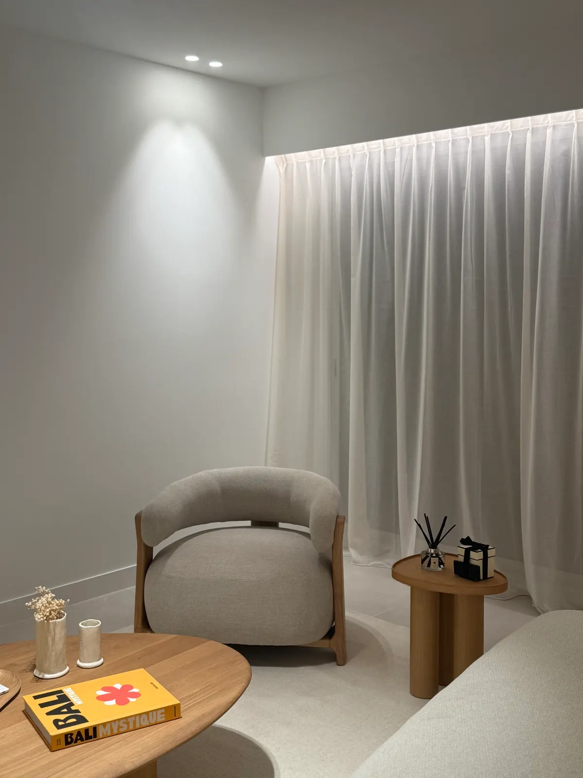 Coin salon d'un appartement rénové à Cannes, fauteuil et table basse ronde