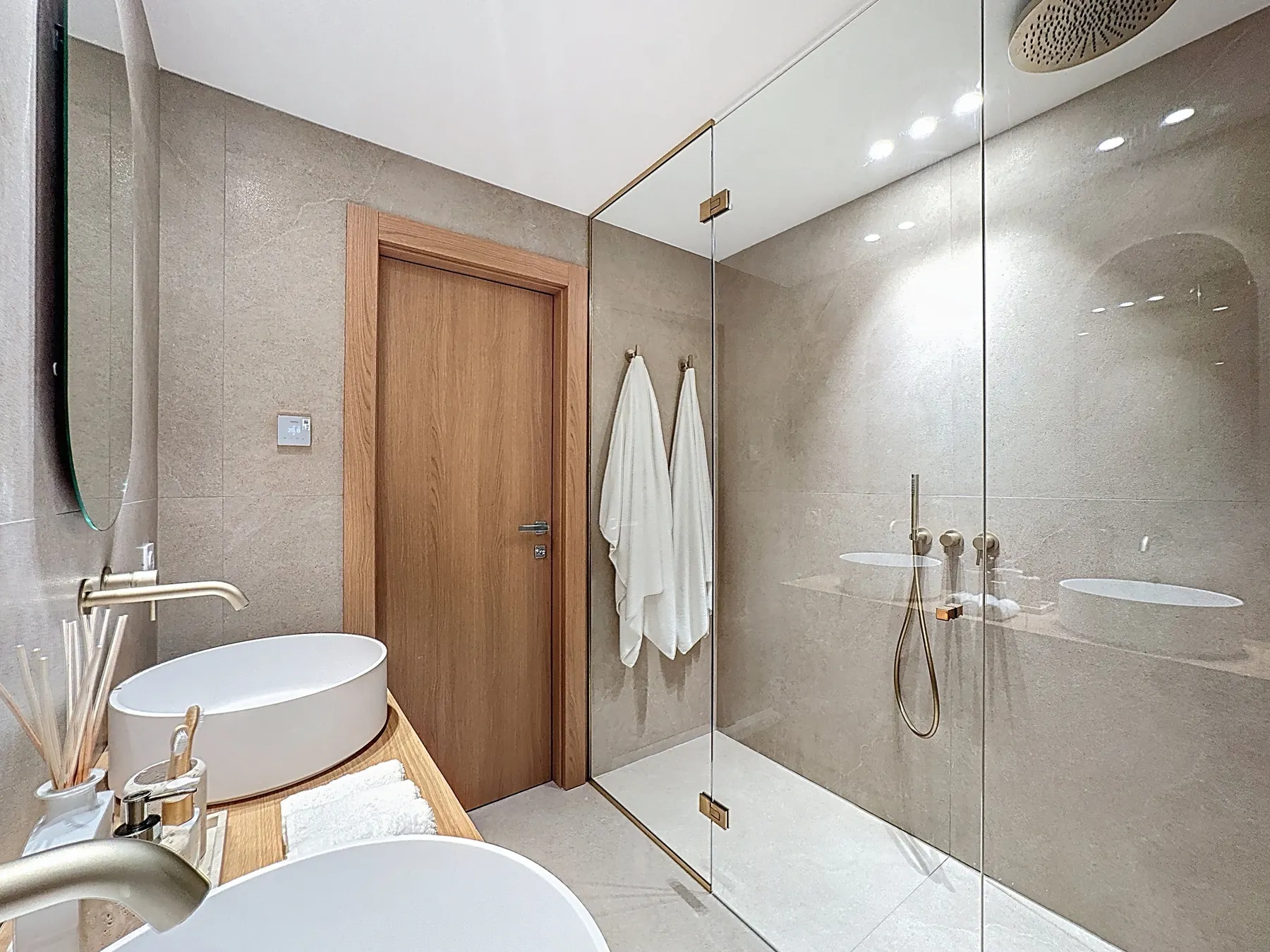 Salle de bains avec douche à l'italienne vitrée et double vasque