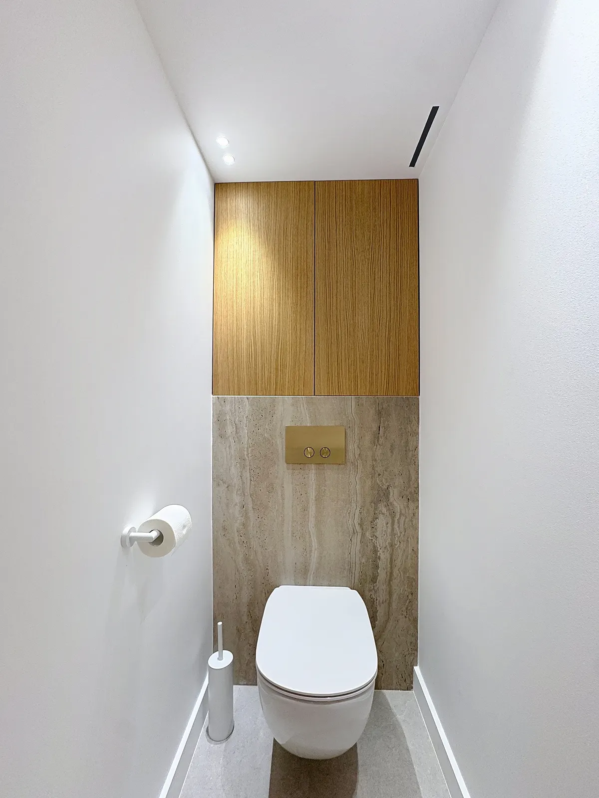 WC suspendu habillé de travertin et de bois, appartement rénové à Cannes