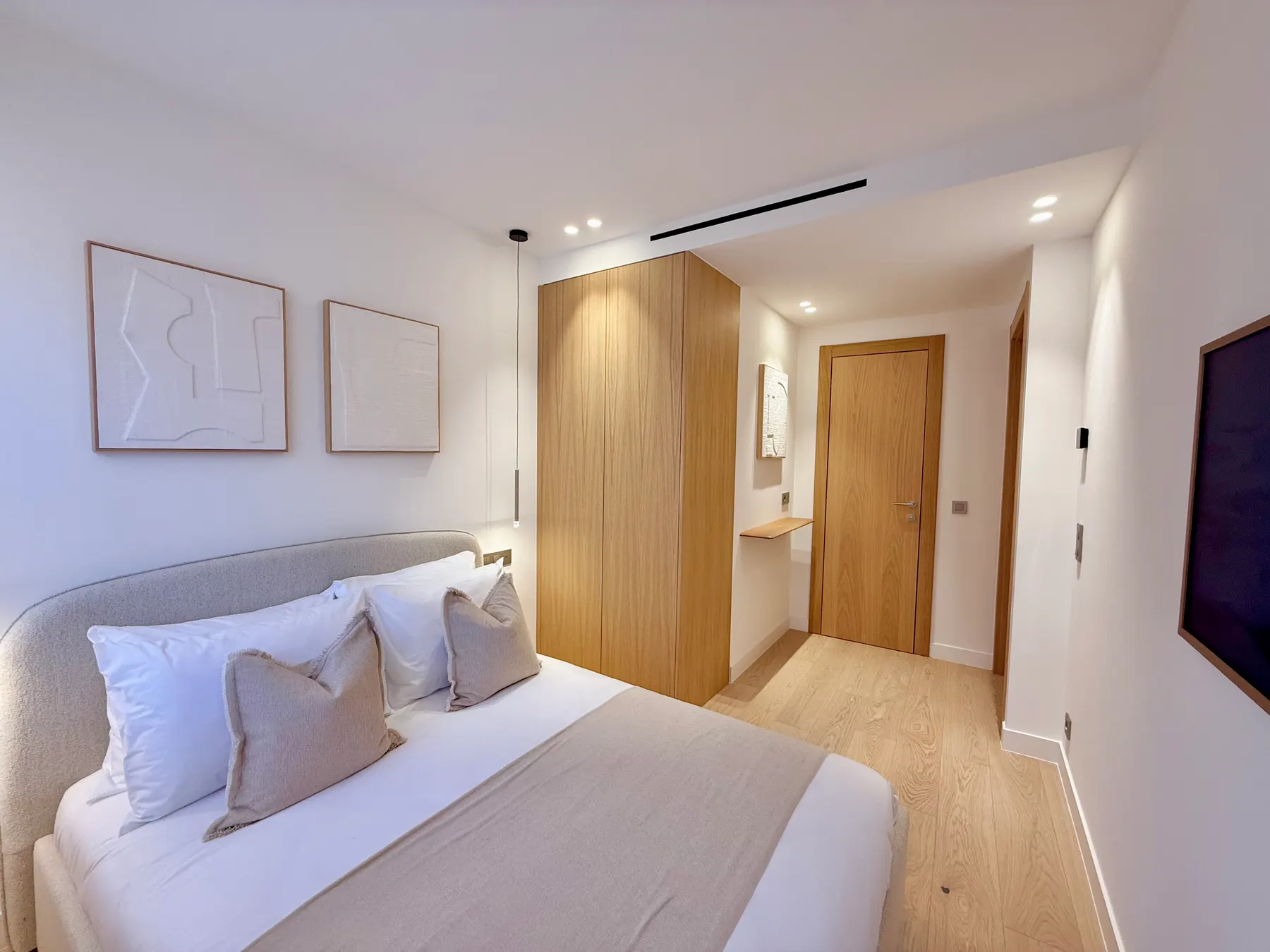 Chambre avec dressing en chêne toute hauteur et éclairage encastré