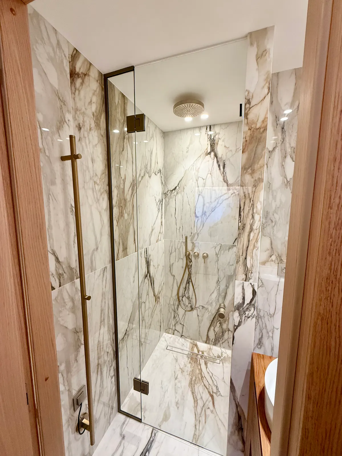 Douche à l'italienne toute hauteur en marbre, salle de bains rénovée à Cannes