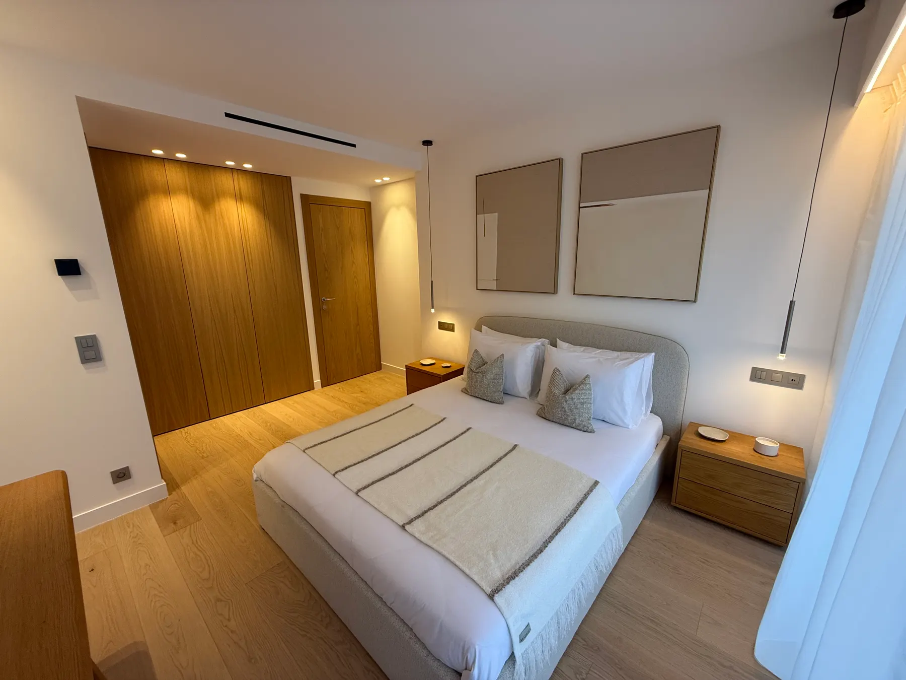 Chambre avec placards en chêne intégrés et suspensions de chevet