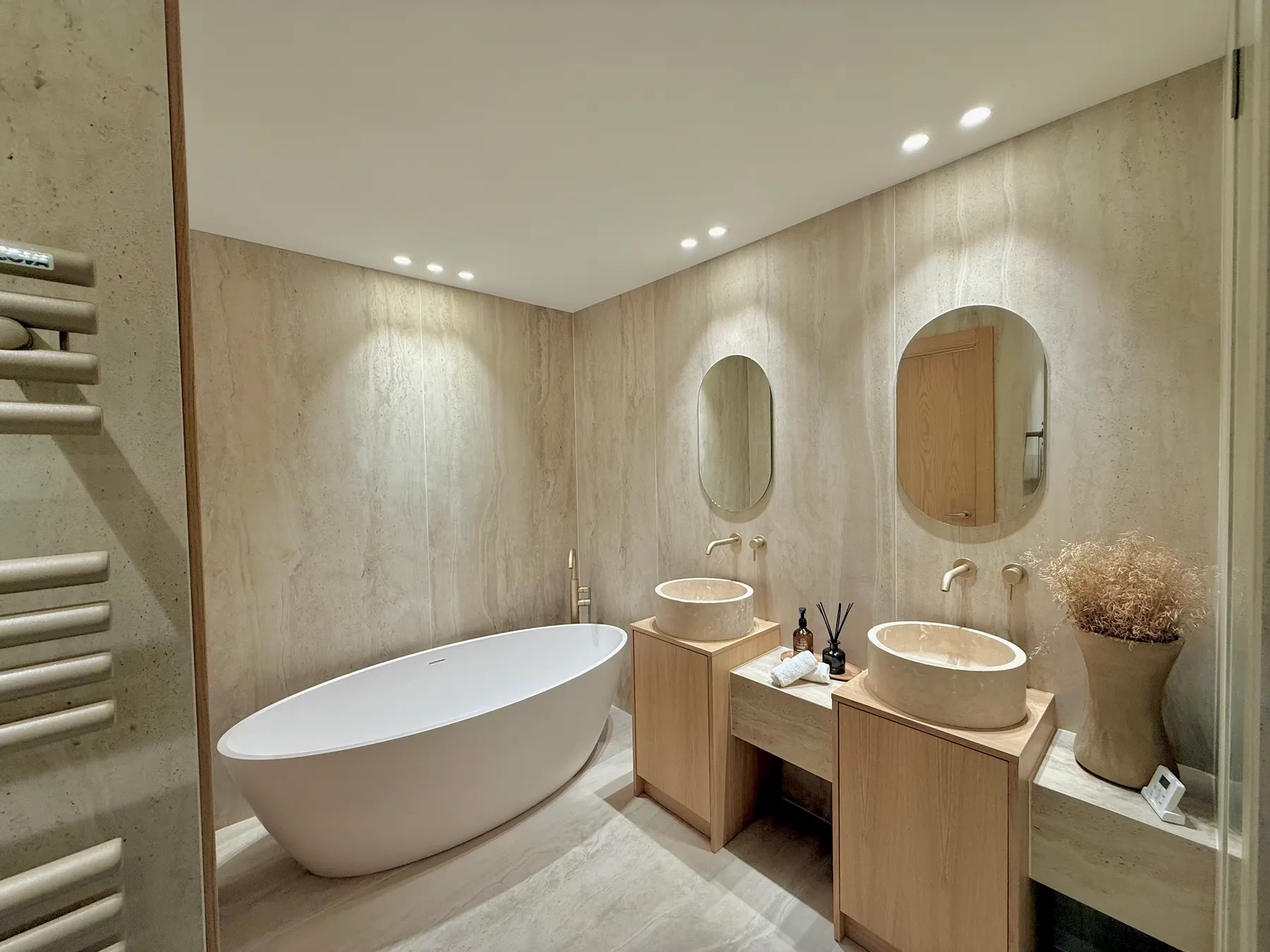 Salle de bains avec baignoire îlot et double vasque
