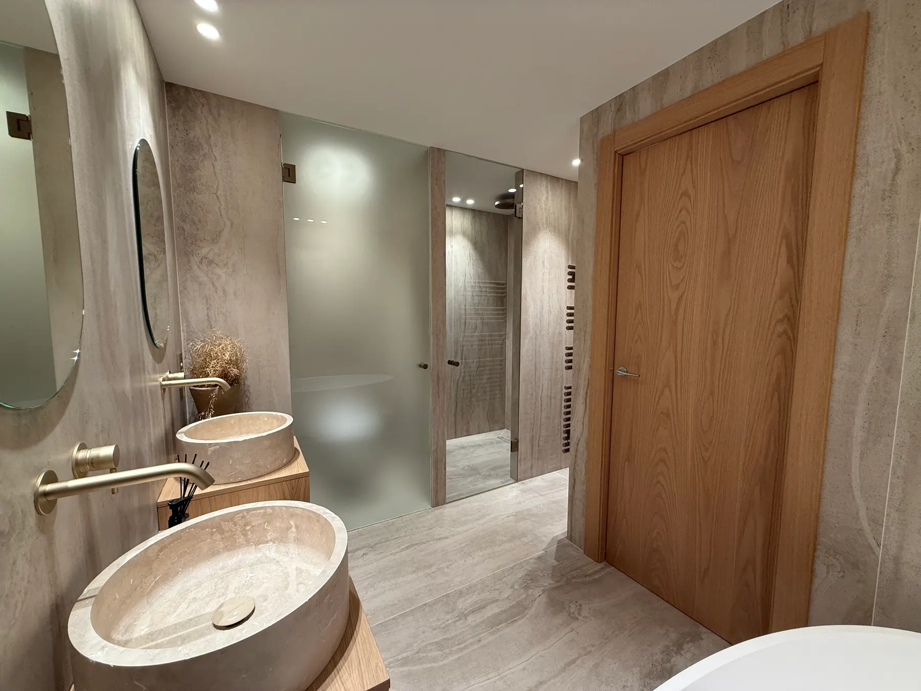 Salle de bains avec vasque en pierre et porte bois