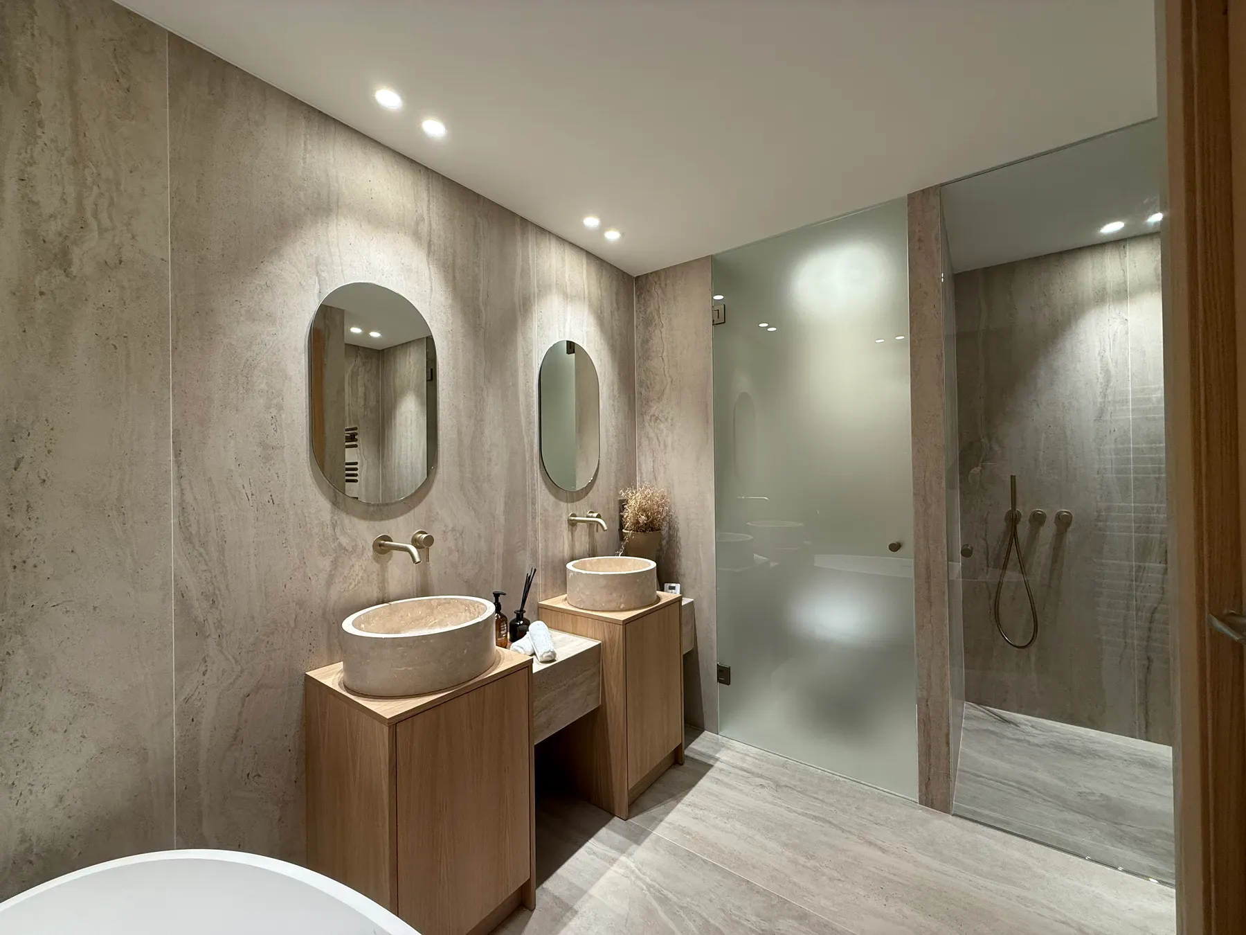 Double vasque et baignoire dans une salle de bains rénovée à Cannes