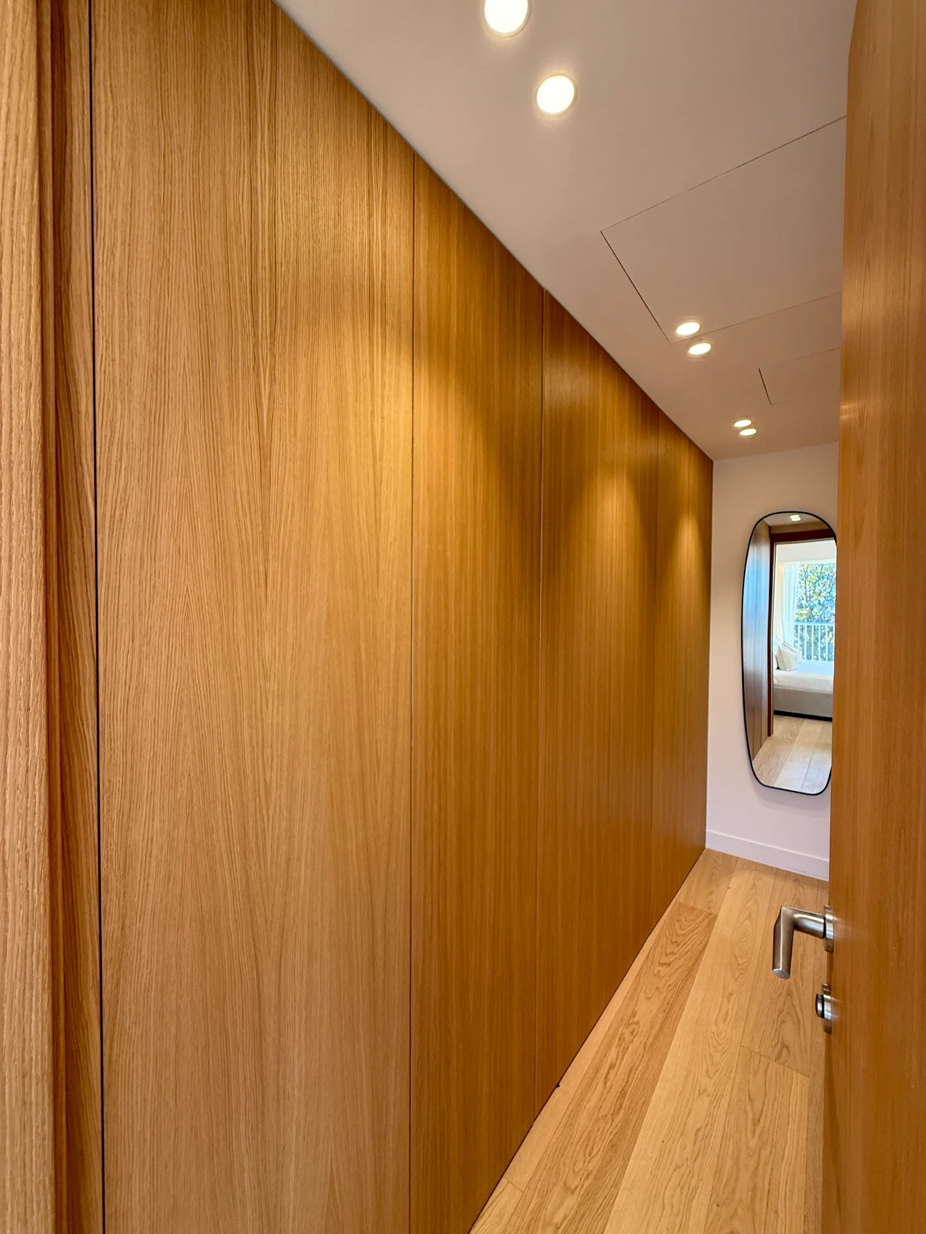 Placard bois toute hauteur intégré dans un couloir, aménagement sur mesure à Cannes