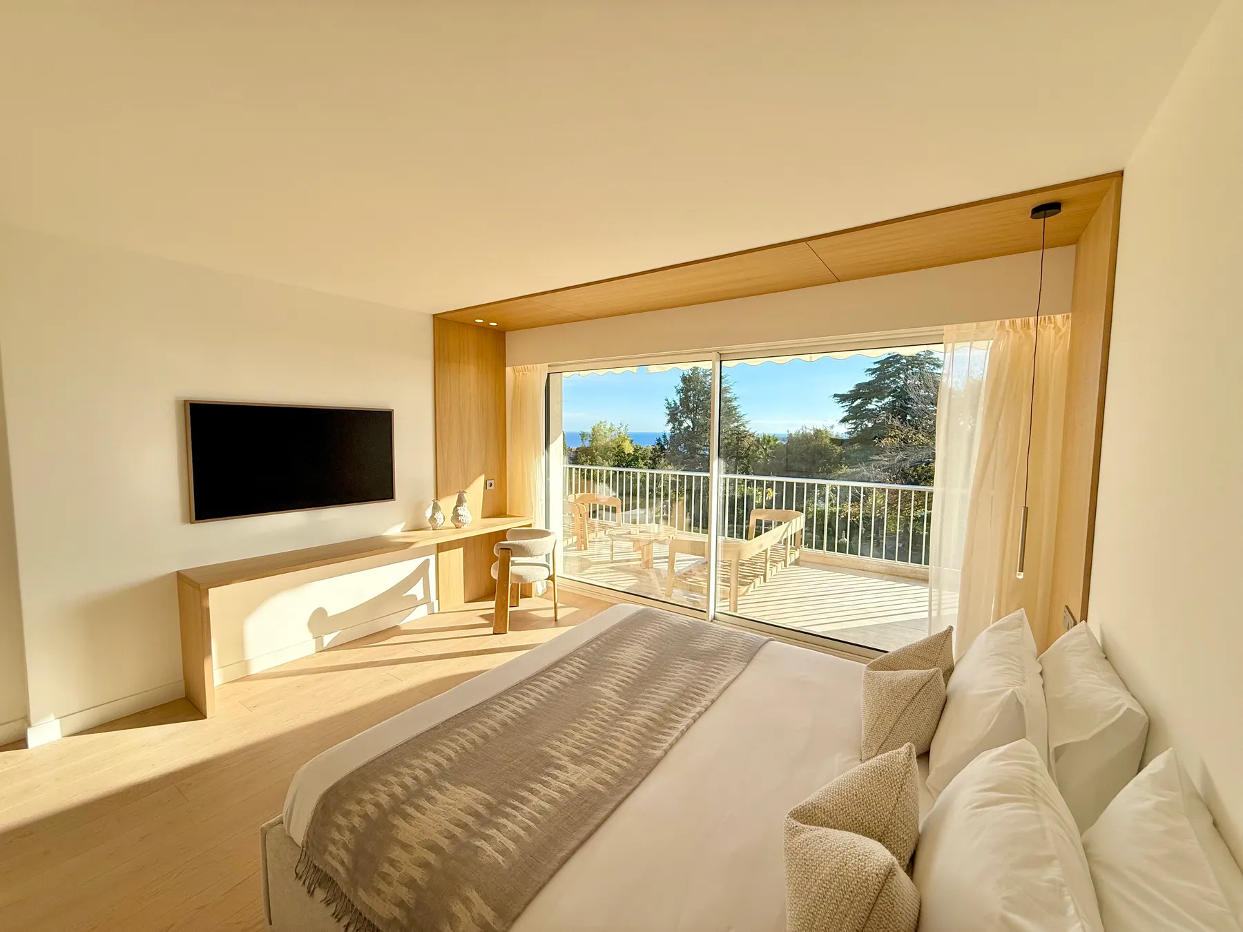 Chambre ouverte sur la baie vitrée après rénovation complète, Cannes