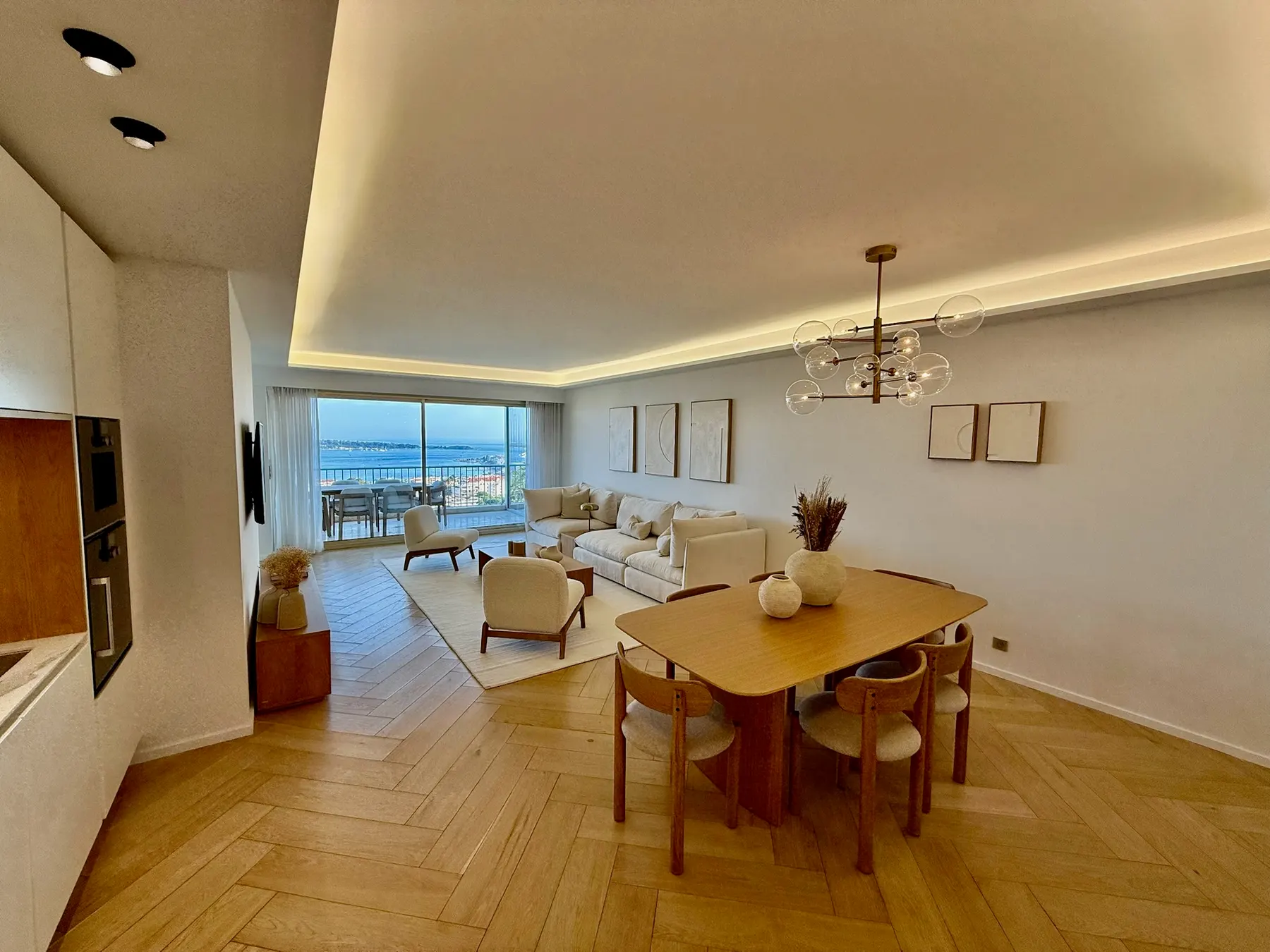 Séjour et salle à manger avec parquet point de Hongrie et vue mer