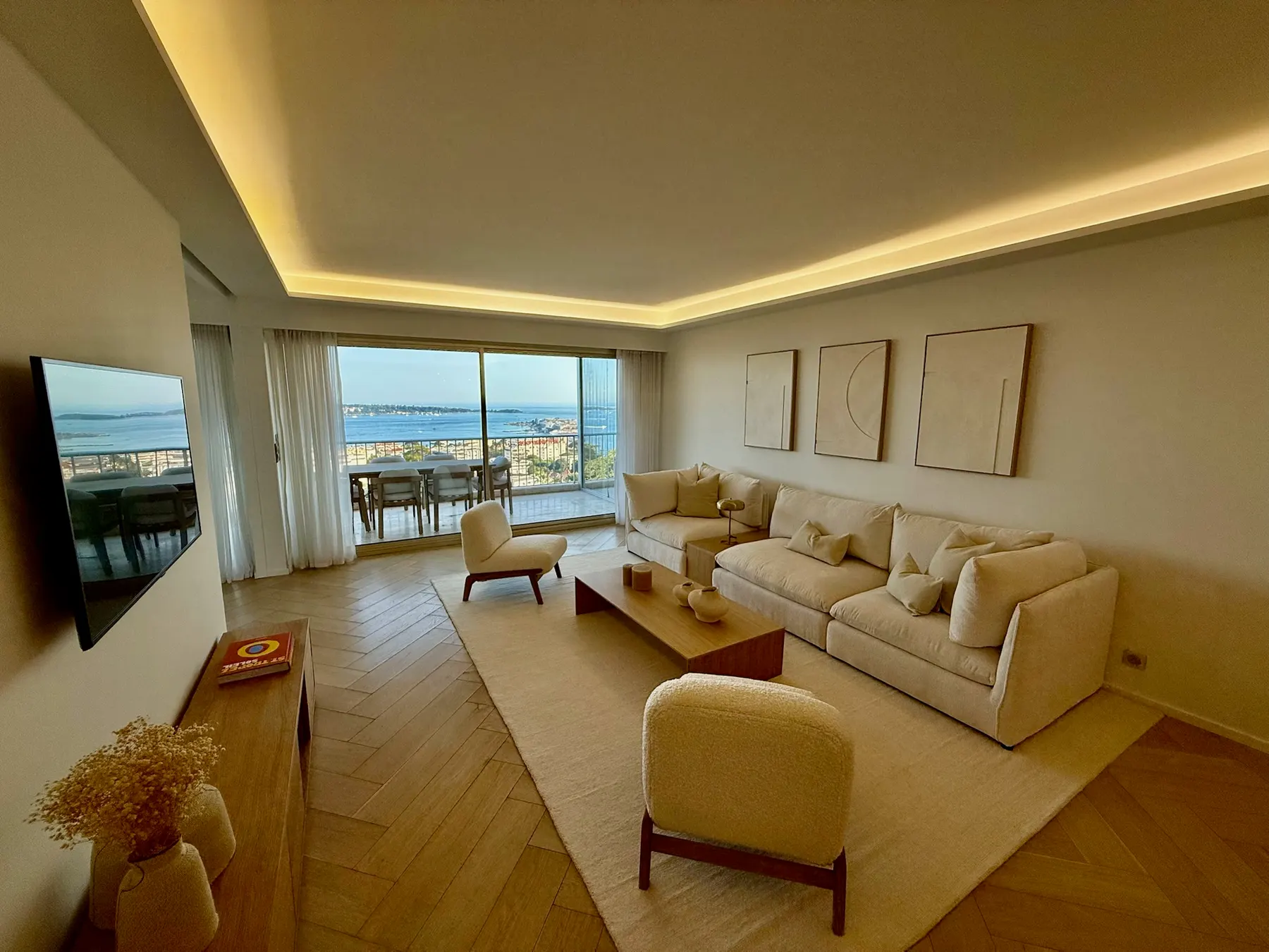 Salon avec corniche lumineuse et vue mer