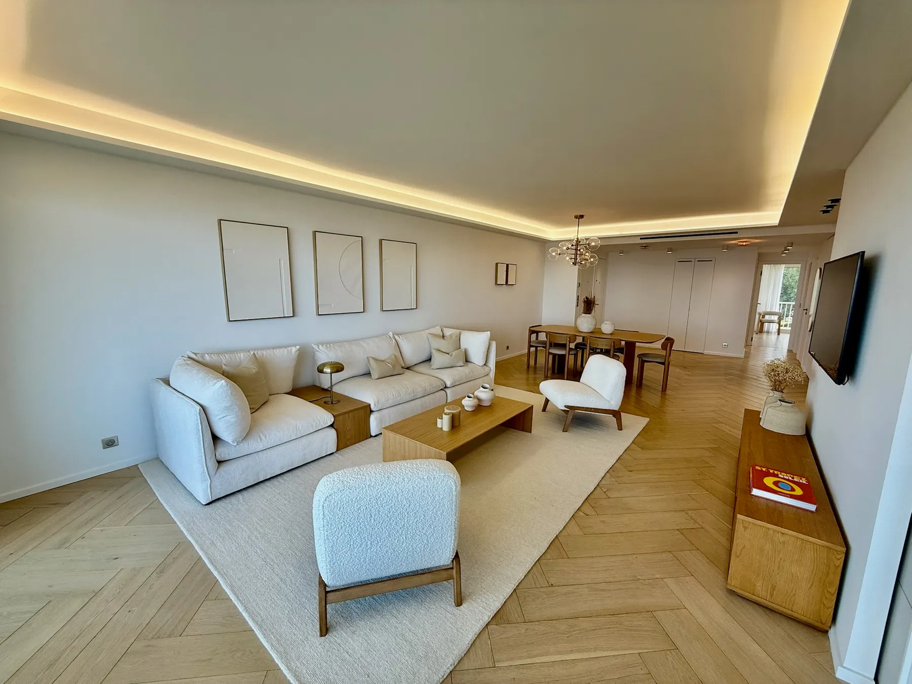 Salon vu depuis l'entrée après rénovation complète, appartement à Cannes