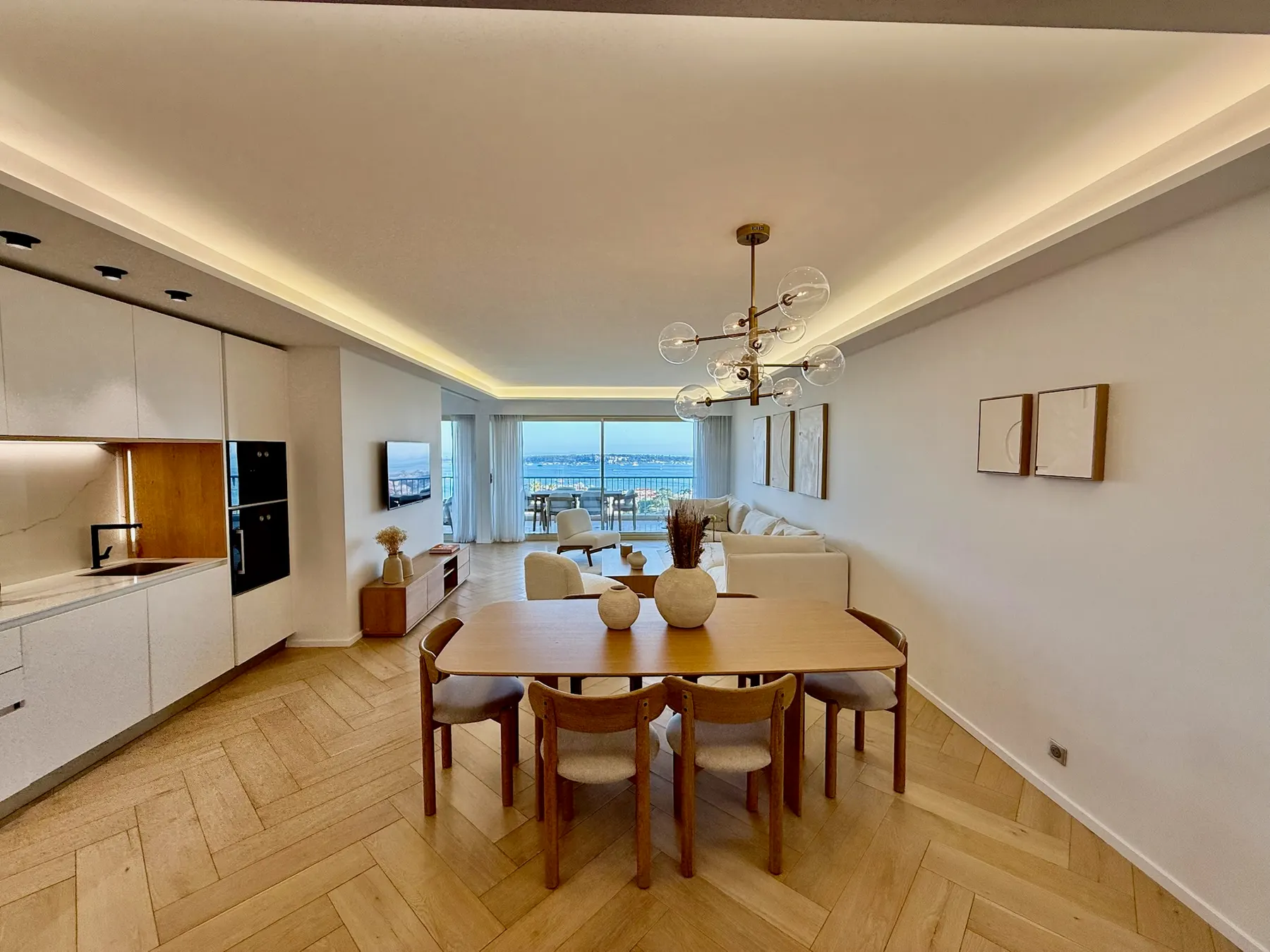 Cuisine ouverte sur la salle à manger, rénovation d'appartement à Cannes