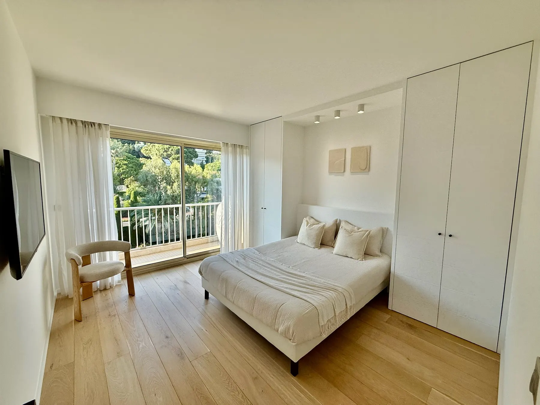 Chambre avec baie vitrée et placards intégrés