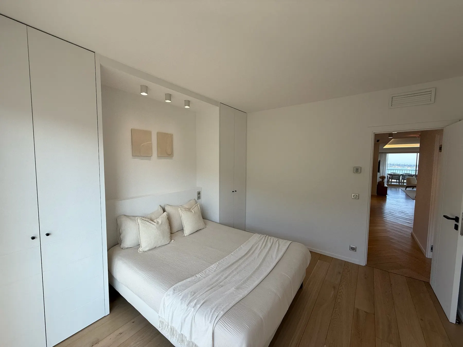 Chambre avec placards sur mesure et perspective vers le couloir