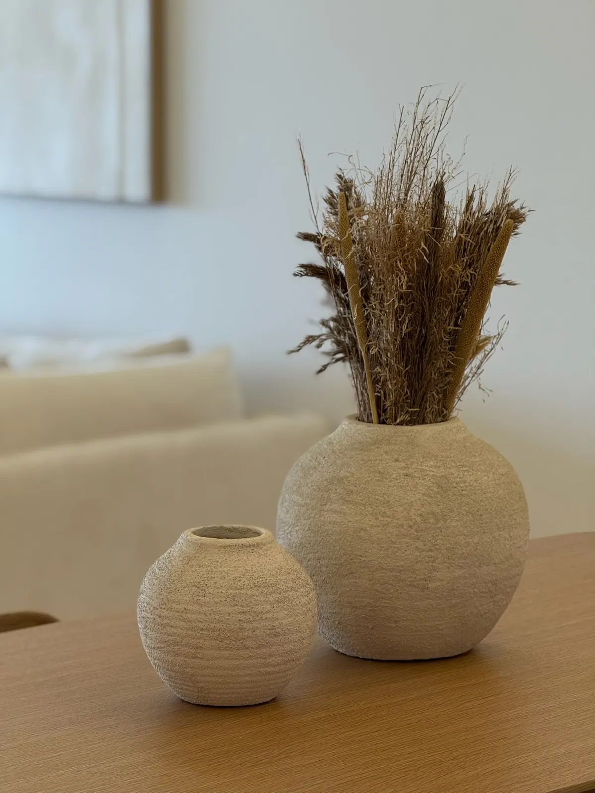 Détail de la table basse dans un séjour rénové à Cannes