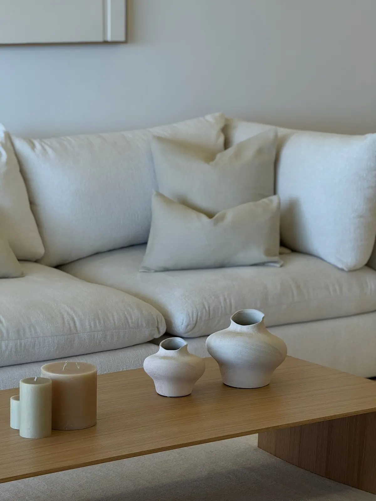 Détail d'assise et de décoration dans un séjour rénové à Cannes