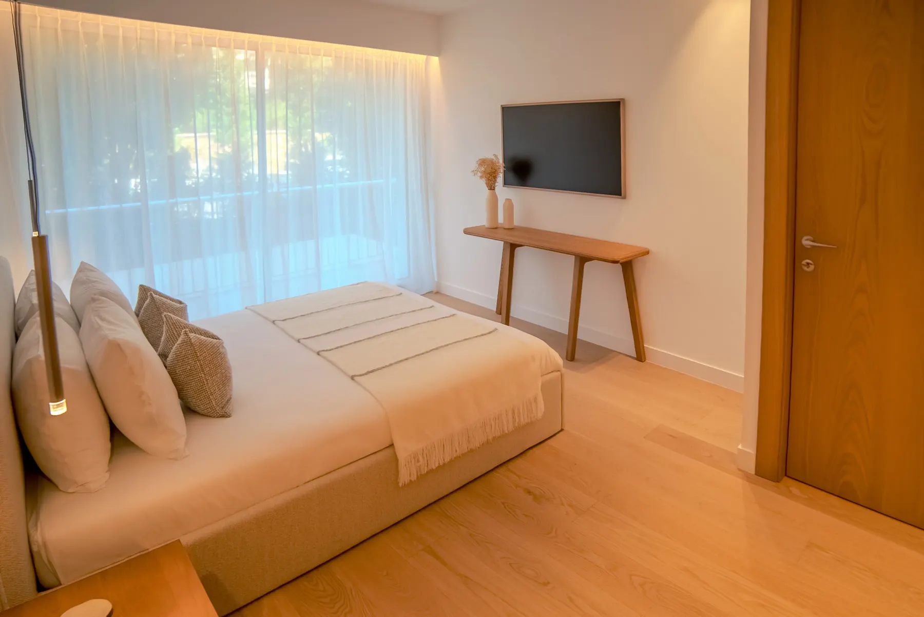 Chambre avec éclairage indirect au plafond et voilages