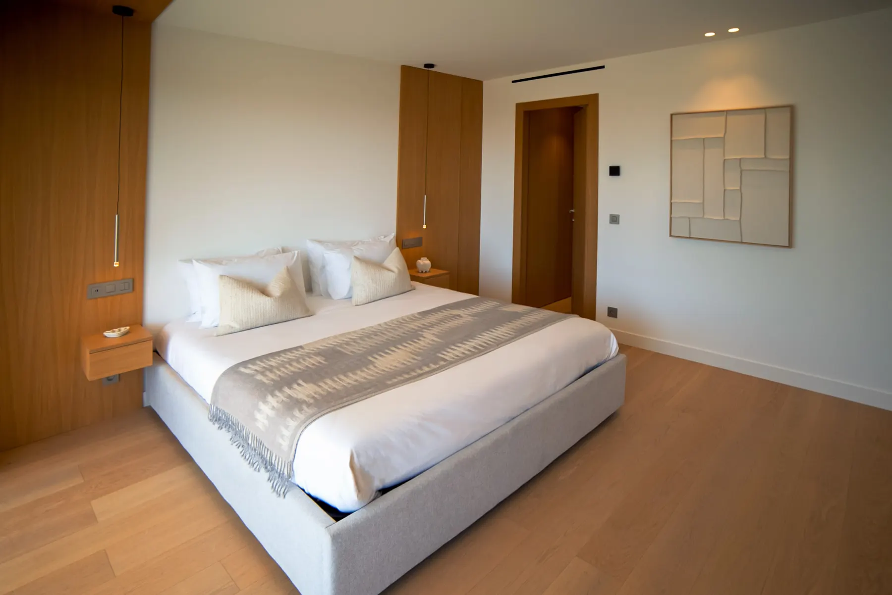 Chambre avec parquet chêne et habillage bois sur mesure