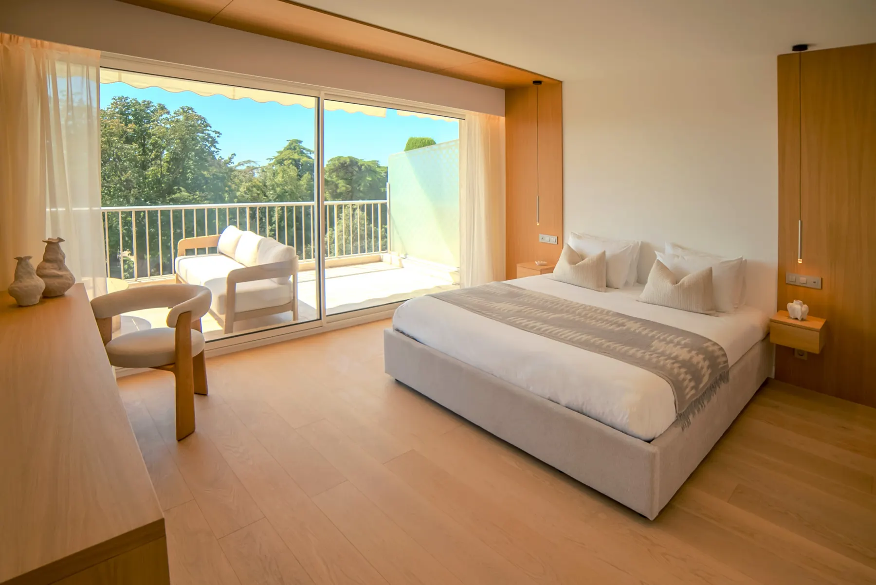 Chambre rénovée ouverte sur la terrasse, appartement à Cannes