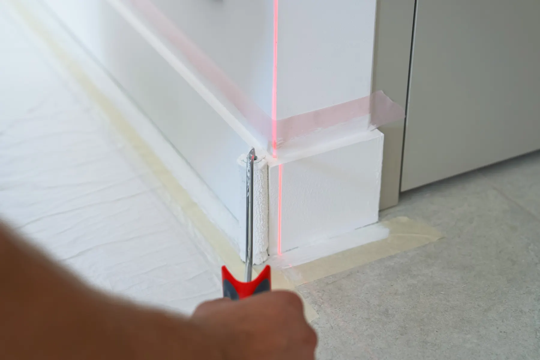 Contrôle au laser de l'alignement d'une plinthe
