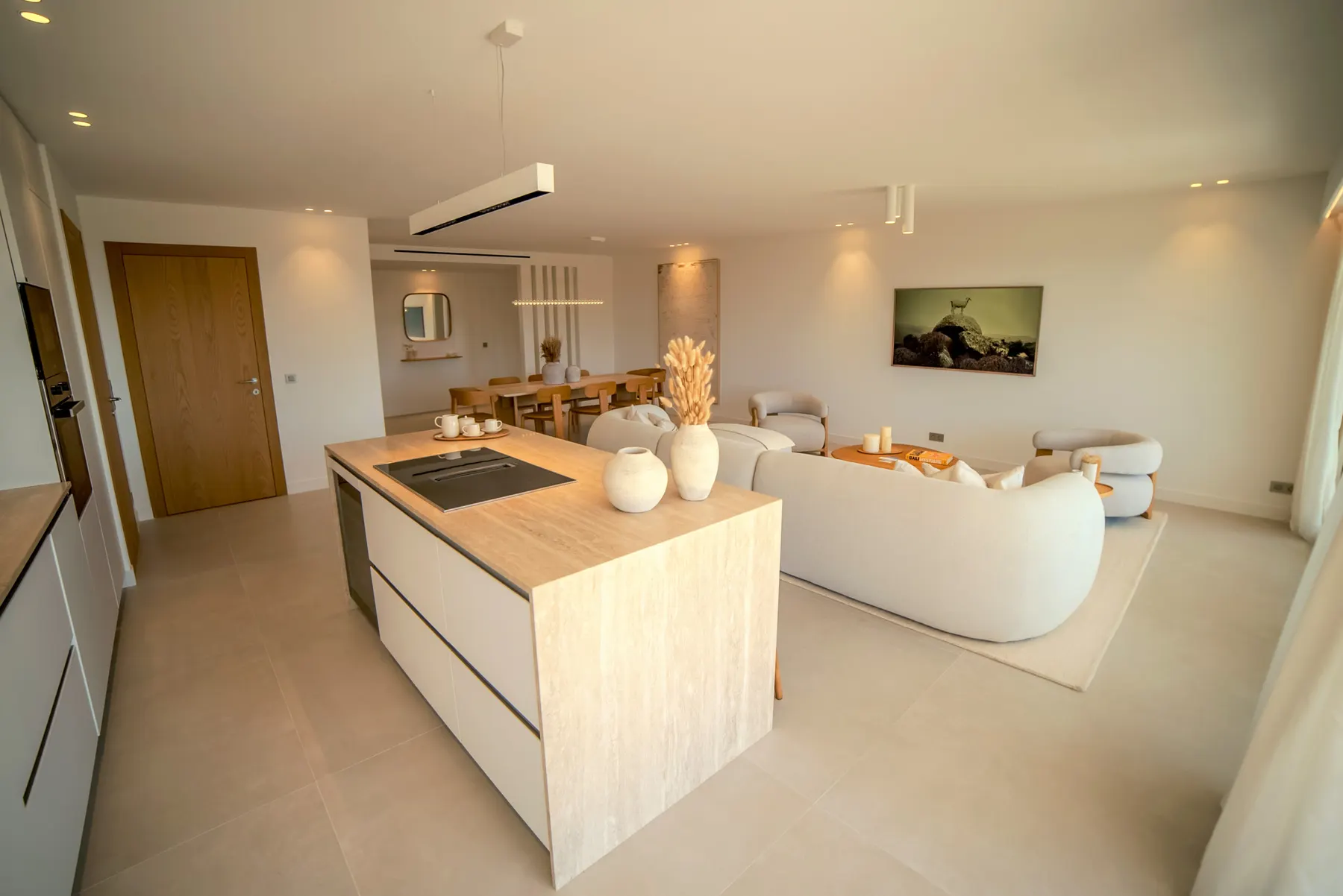 Cuisine avec îlot central et plaque intégrée après rénovation