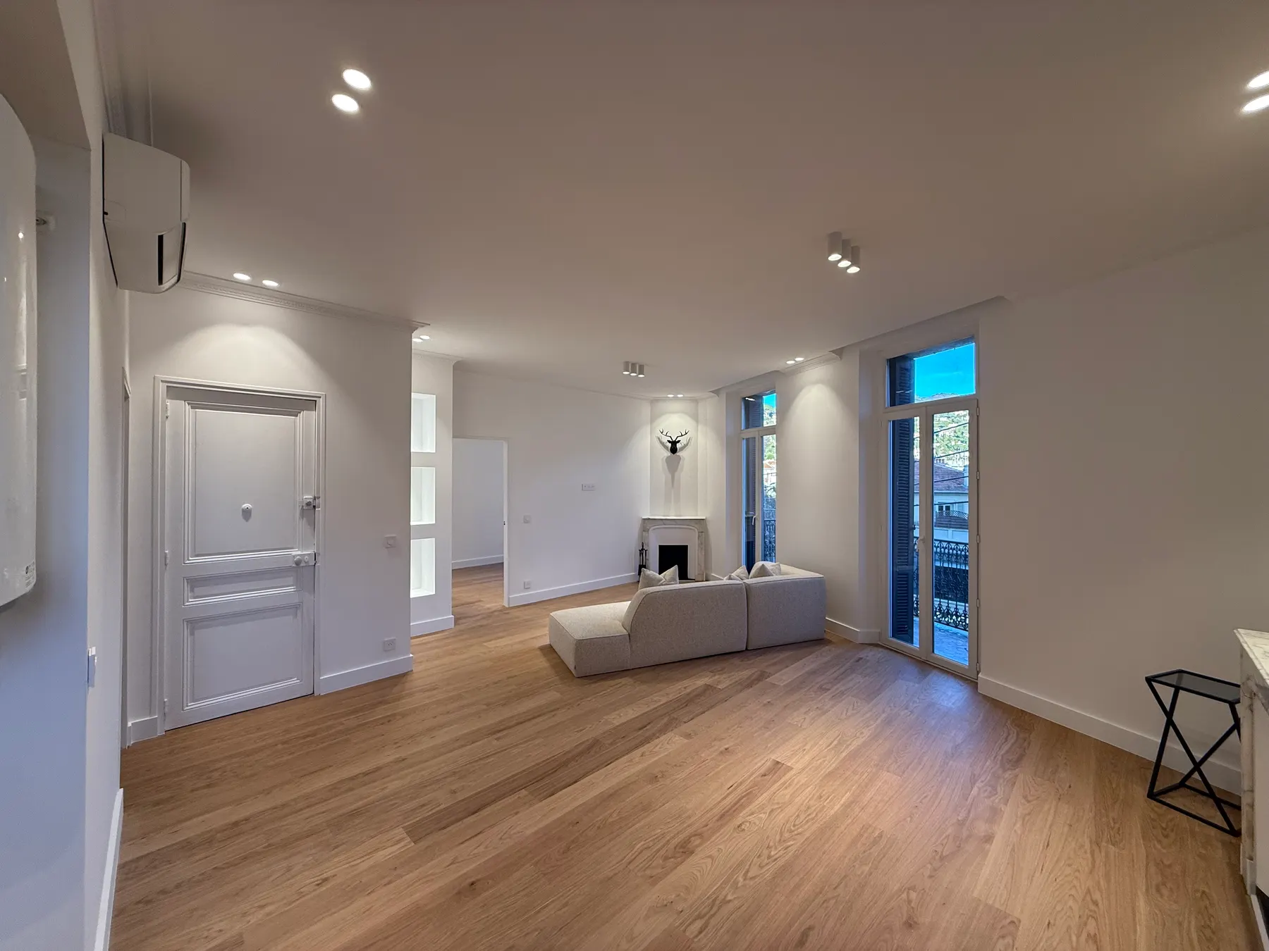 Séjour avec cheminée en marbre et parquet chêne après rénovation, Le Cannet