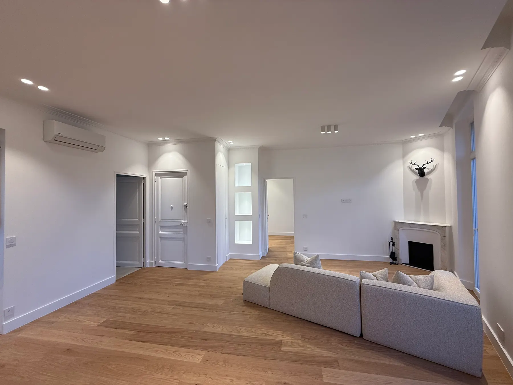 Salon rénové avec cheminée d'origine conservée, appartement au Cannet
