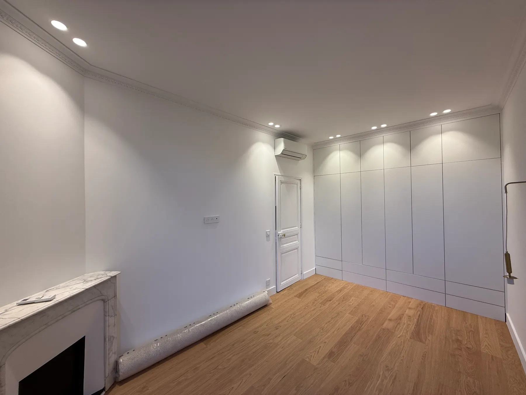 Chambre avec cheminée et placards sur mesure