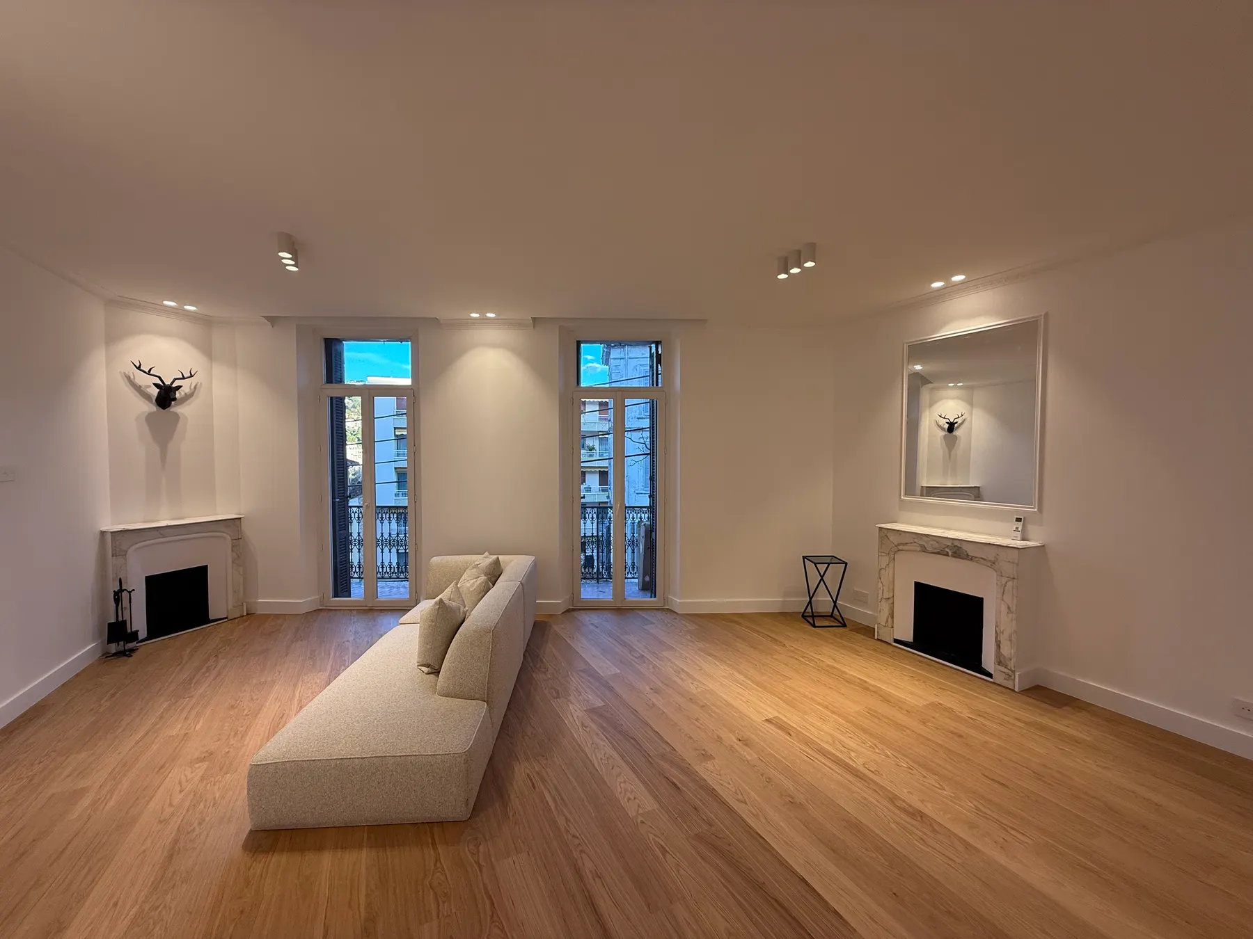 Séjour en enfilade avec cheminées et accès balcons
