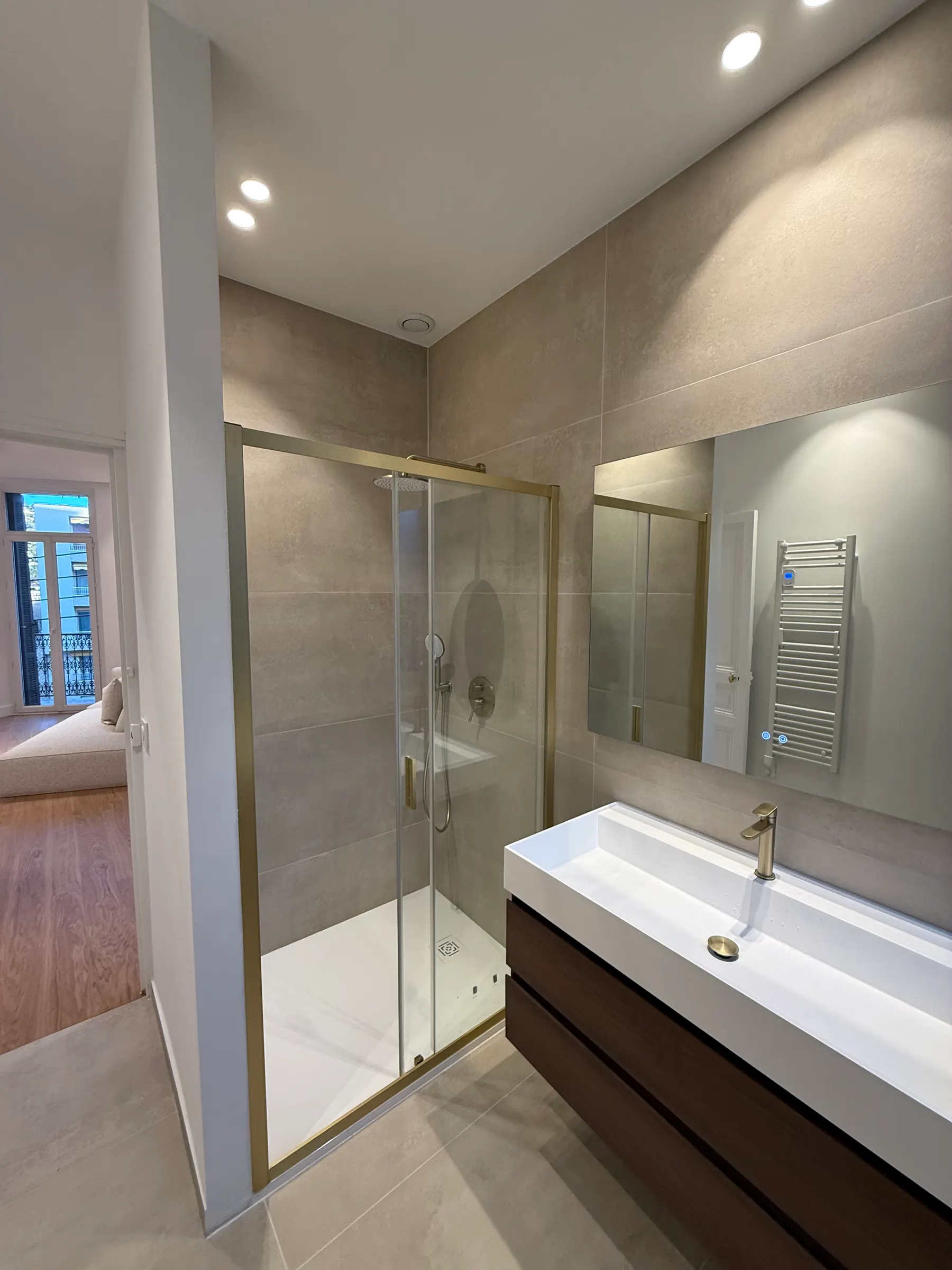 Salle d'eau avec douche vitrée et meuble vasque bois, rénovation au Cannet