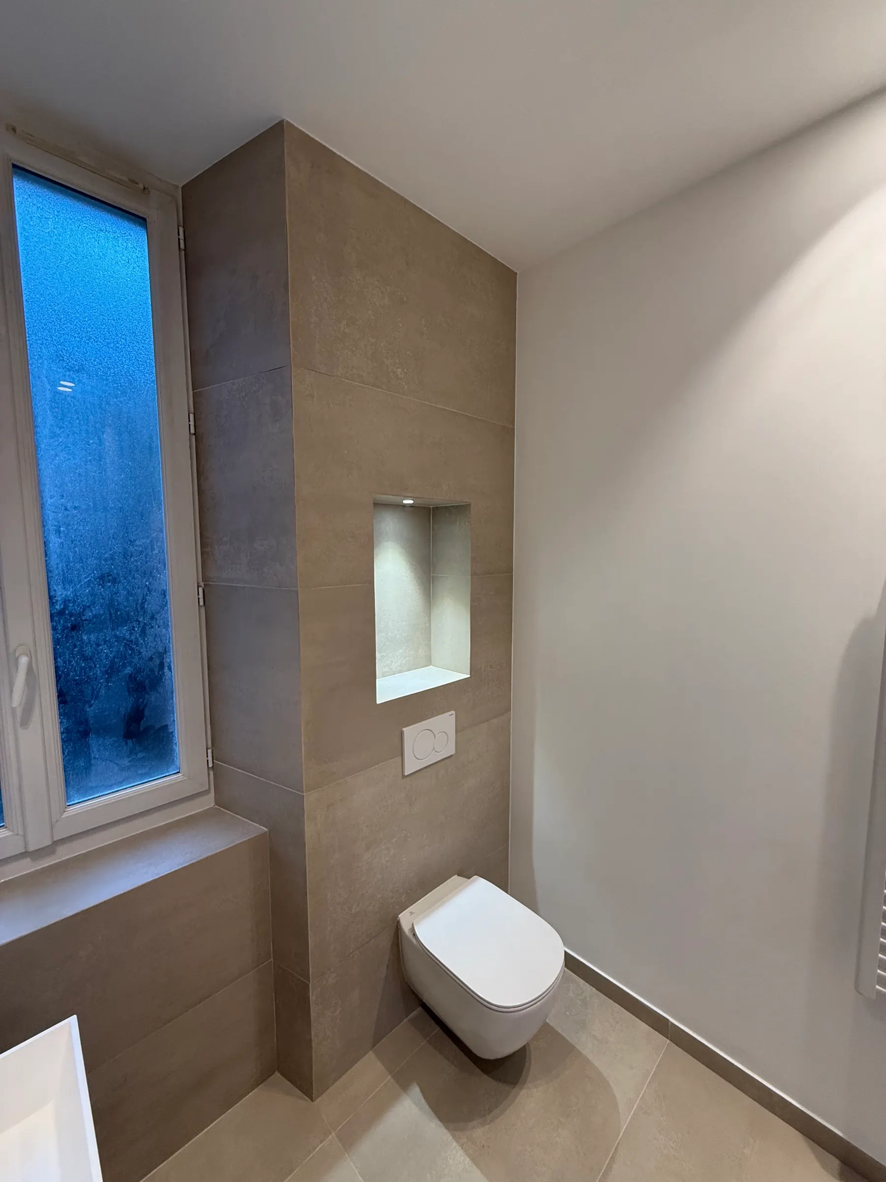 Salle d'eau avec niche éclairée et carrelage grand format, Le Cannet