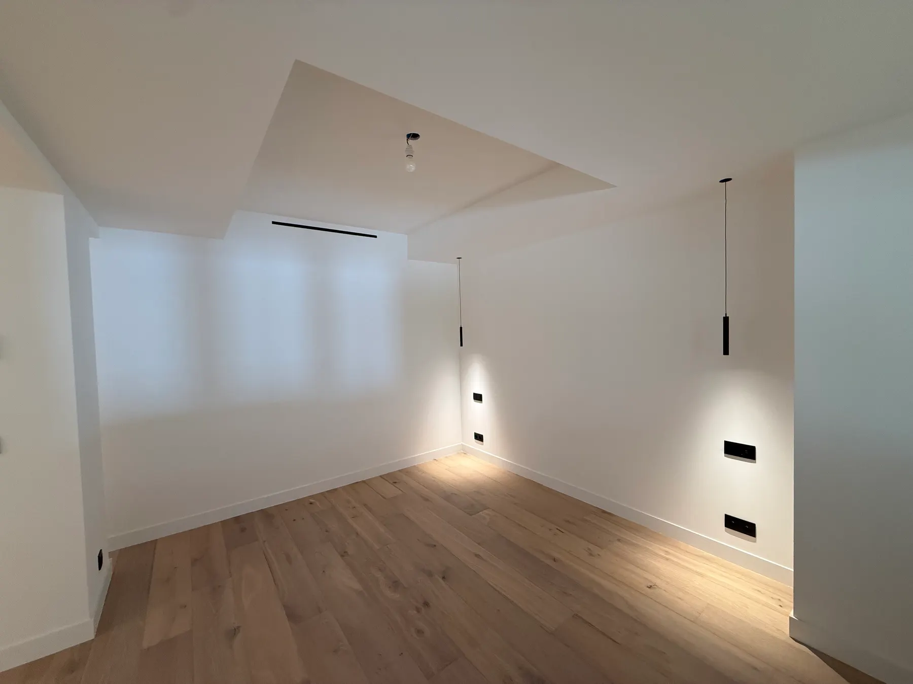 Pièce livrée avec parquet chêne et éclairage intégré