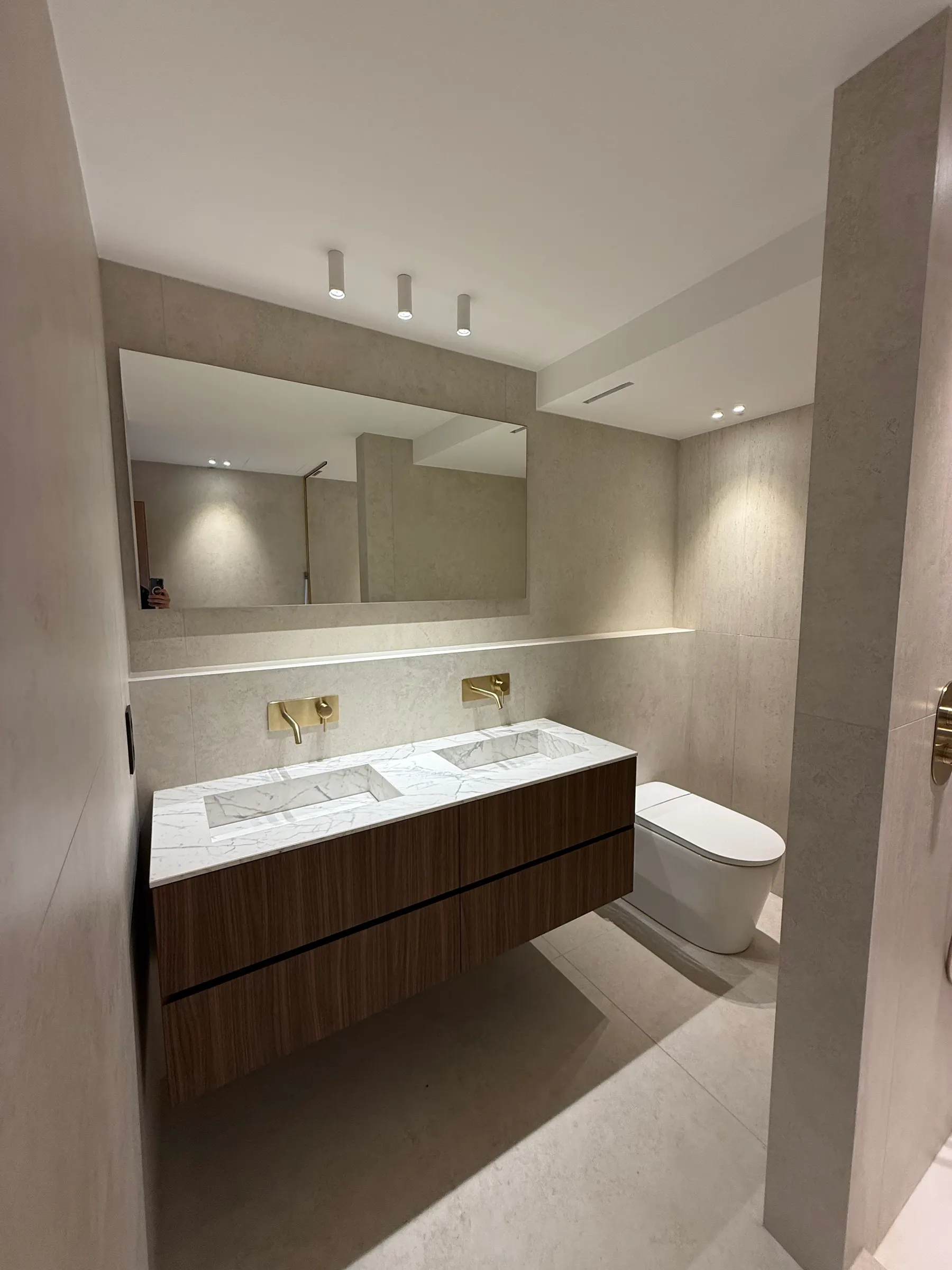 Salle de bains avec double vasque et miroir bandeau rétroéclairé