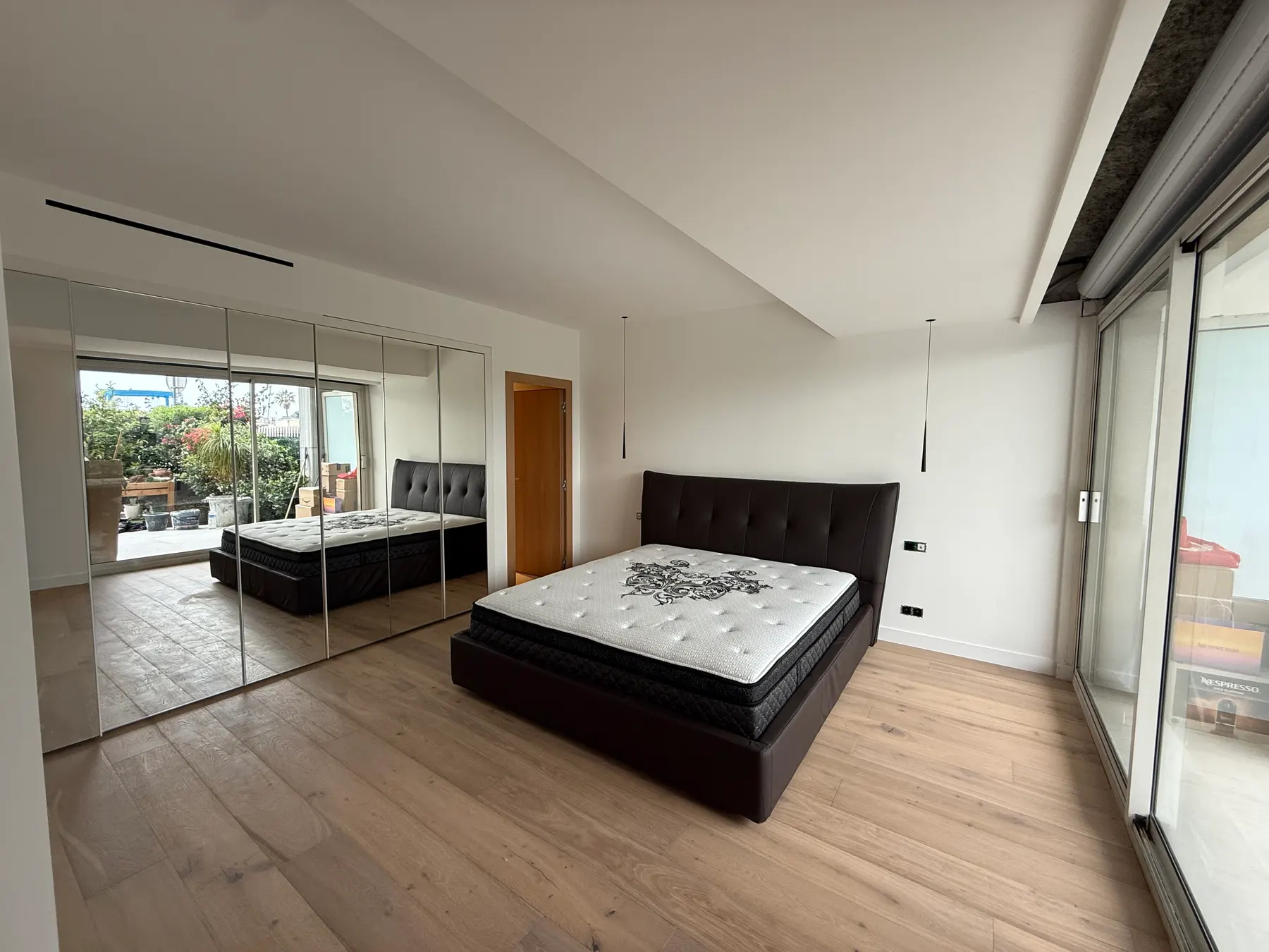 Chambre avec dressing miroir et baie vitrée sur terrasse