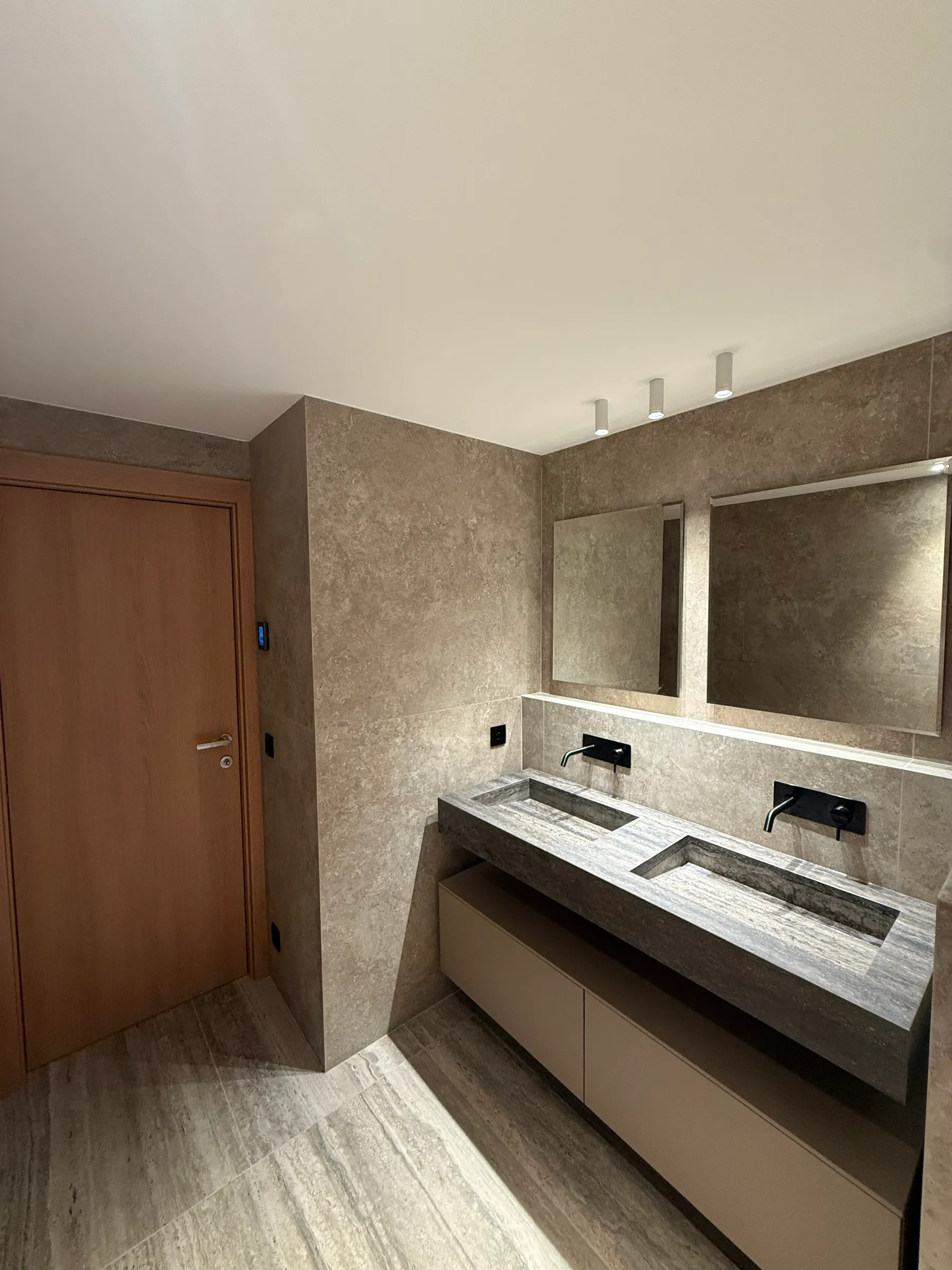 Salle de bains avec double vasque et menuiserie bois