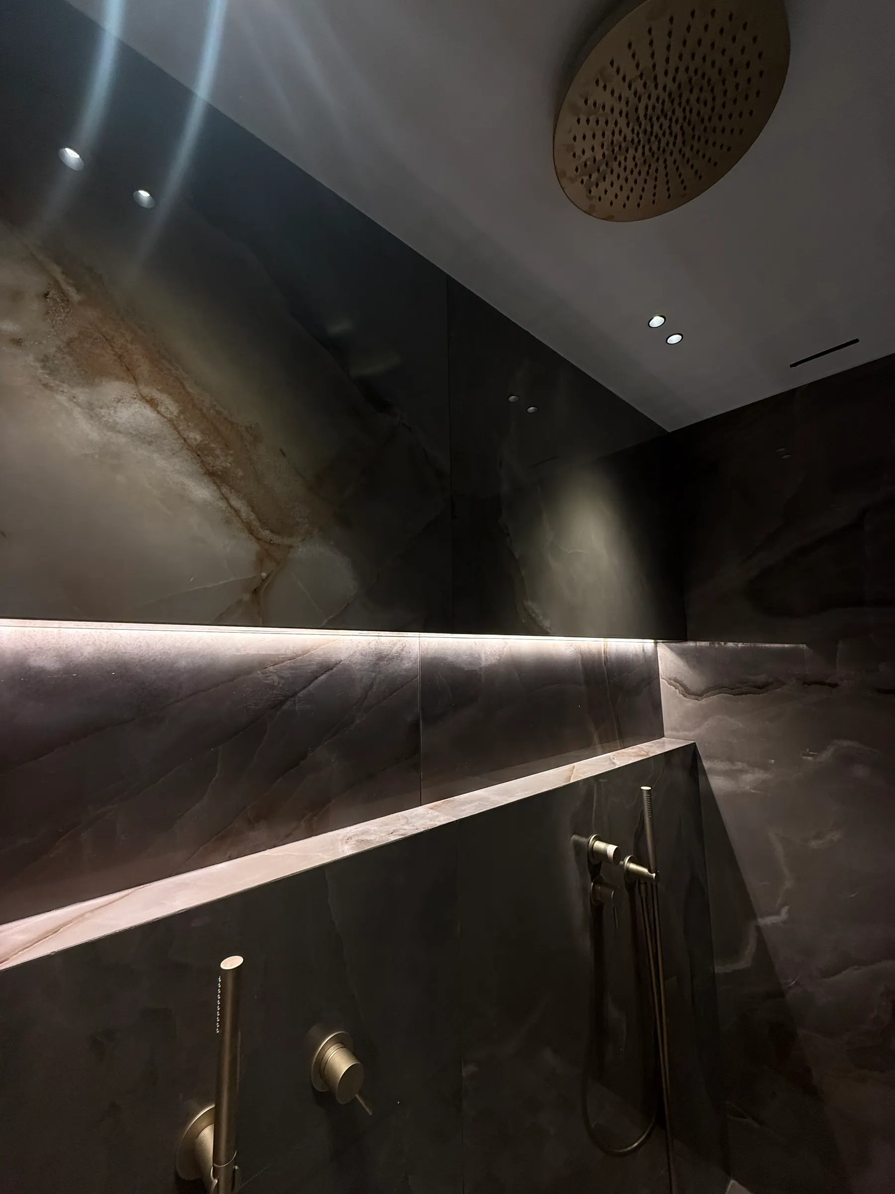 Douche habillée de pierre avec robinetterie laiton