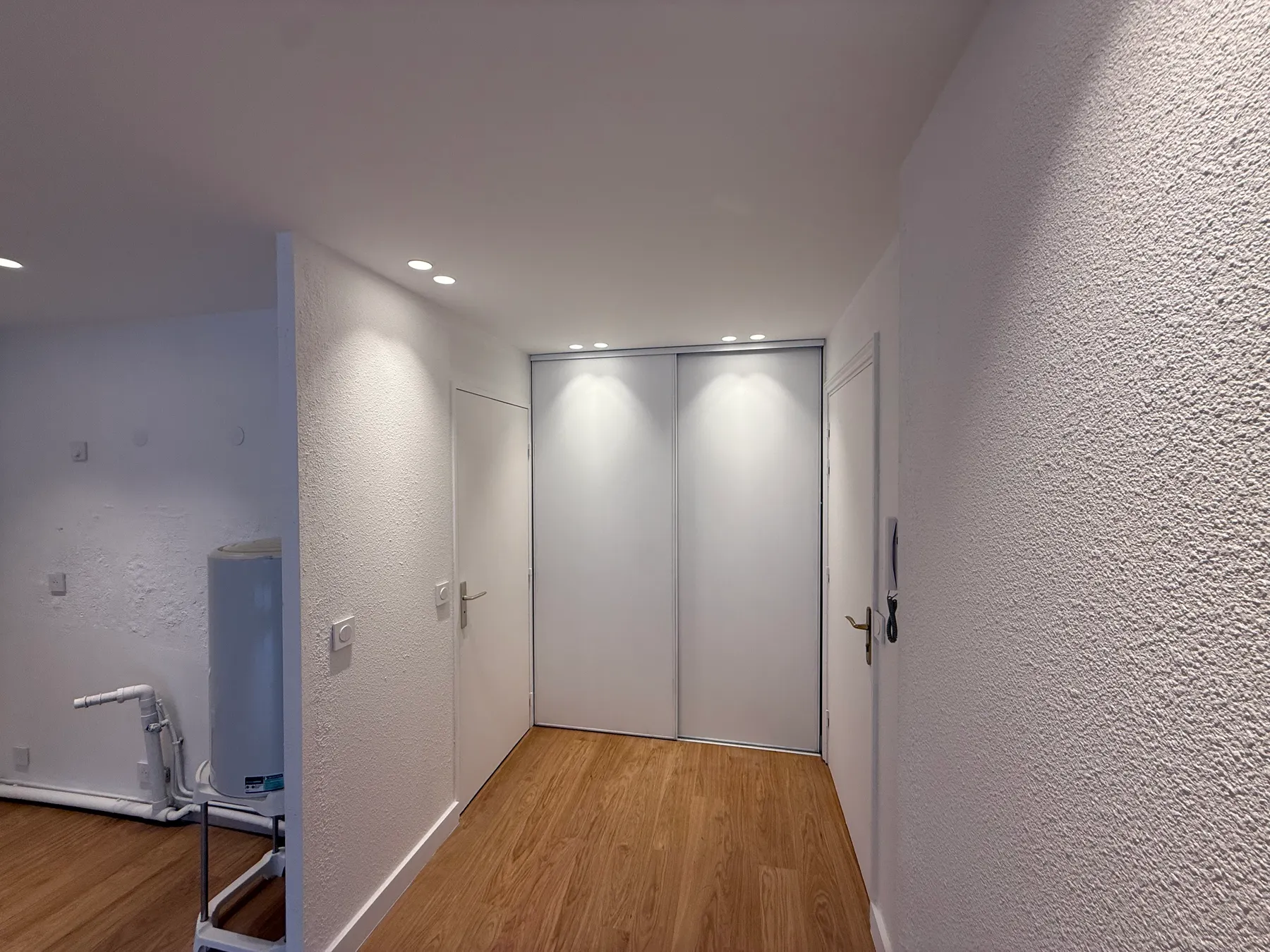 Dégagement avec placards intégrés après rénovation, appartement à Nice