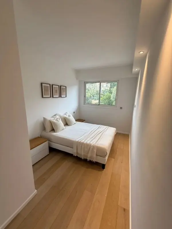 Chambre livrée, appartement rénové à Cannes