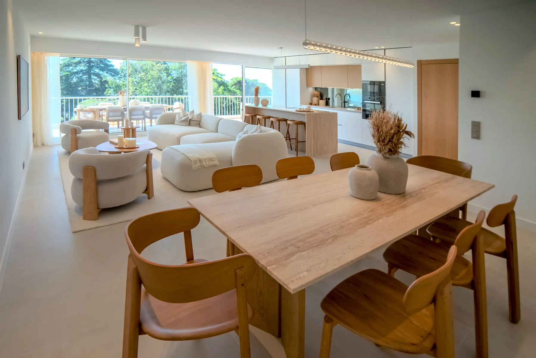 Salle à manger et séjour ouverts sur la baie vitrée, appartement rénové à Cannes