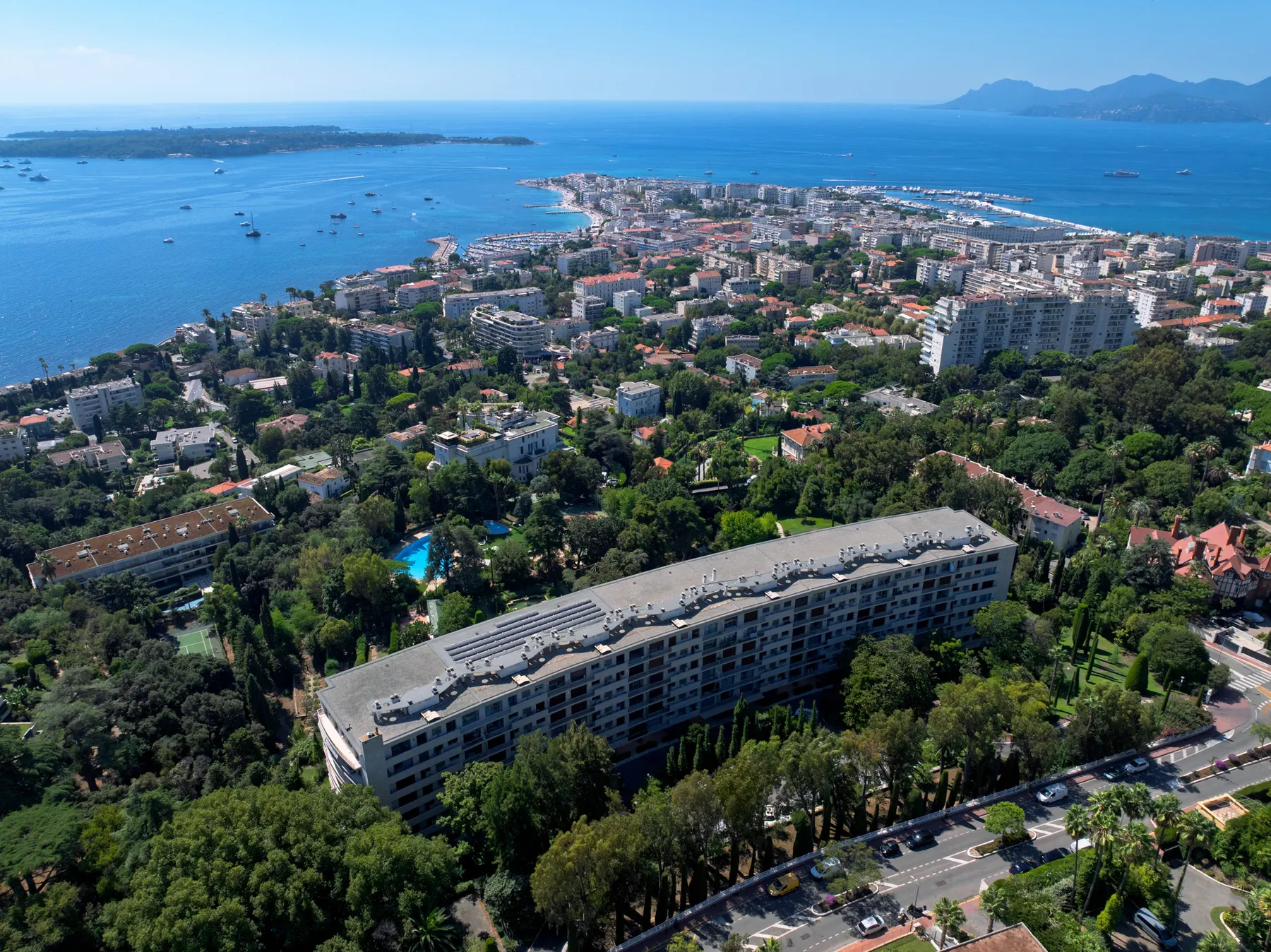 Le quartier de la Californie à Cannes vu du ciel, avec la mer et les îles de Lérins