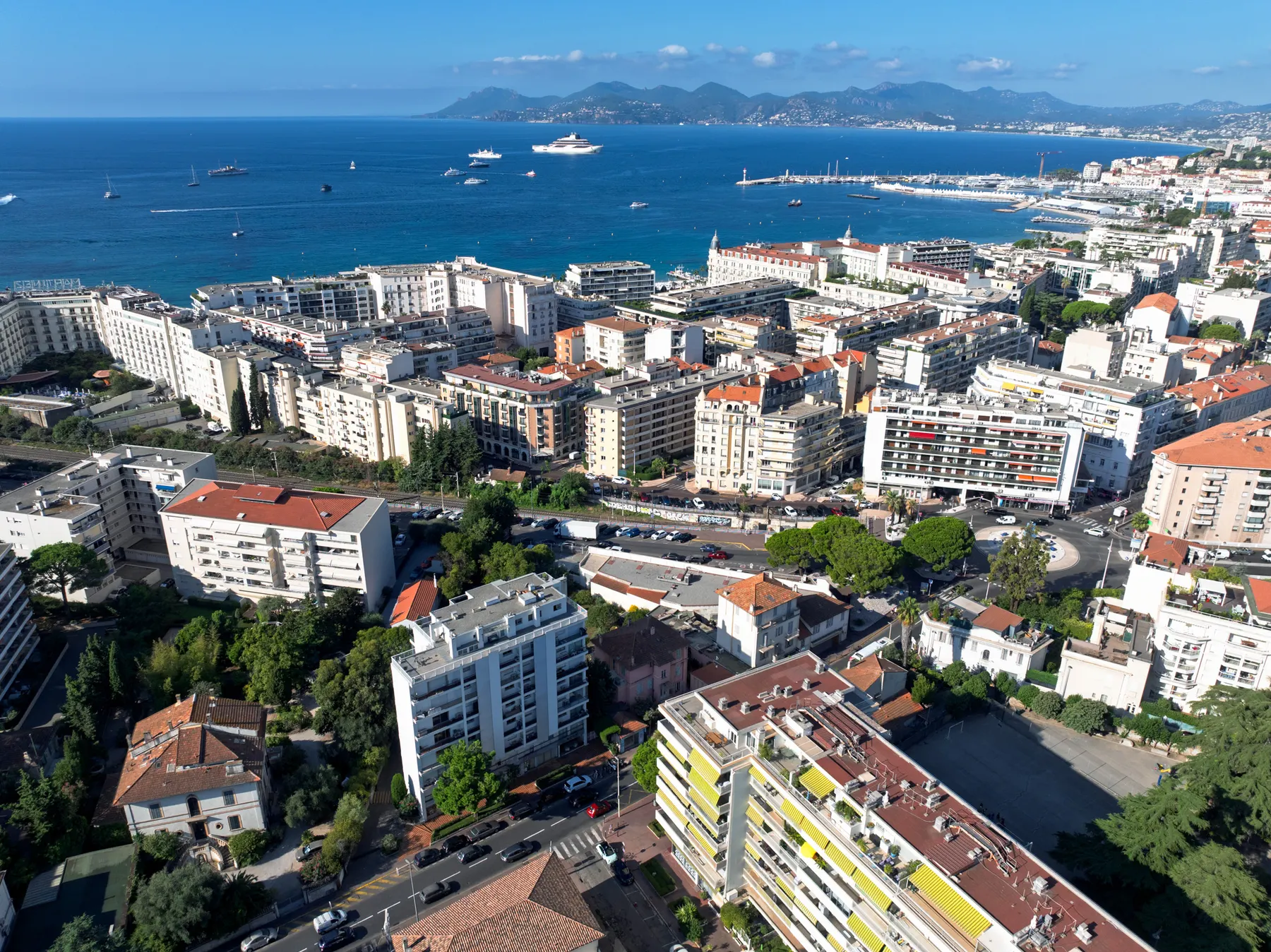 Vue aérienne du centre de Cannes et de la baie, massif de l'Esterel à l'horizon