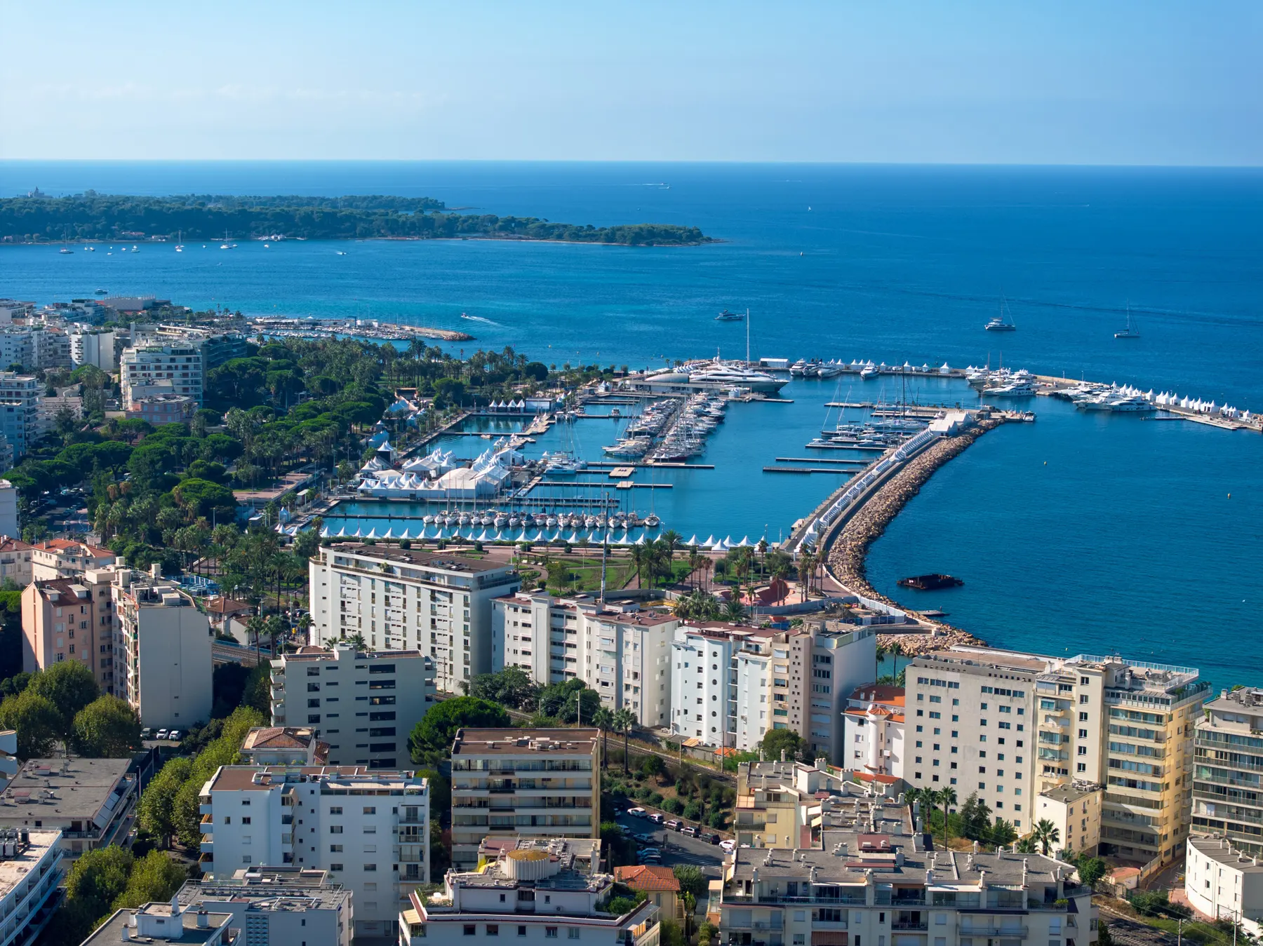 Vue aérienne du port Pierre Canto et de la Croisette à Cannes