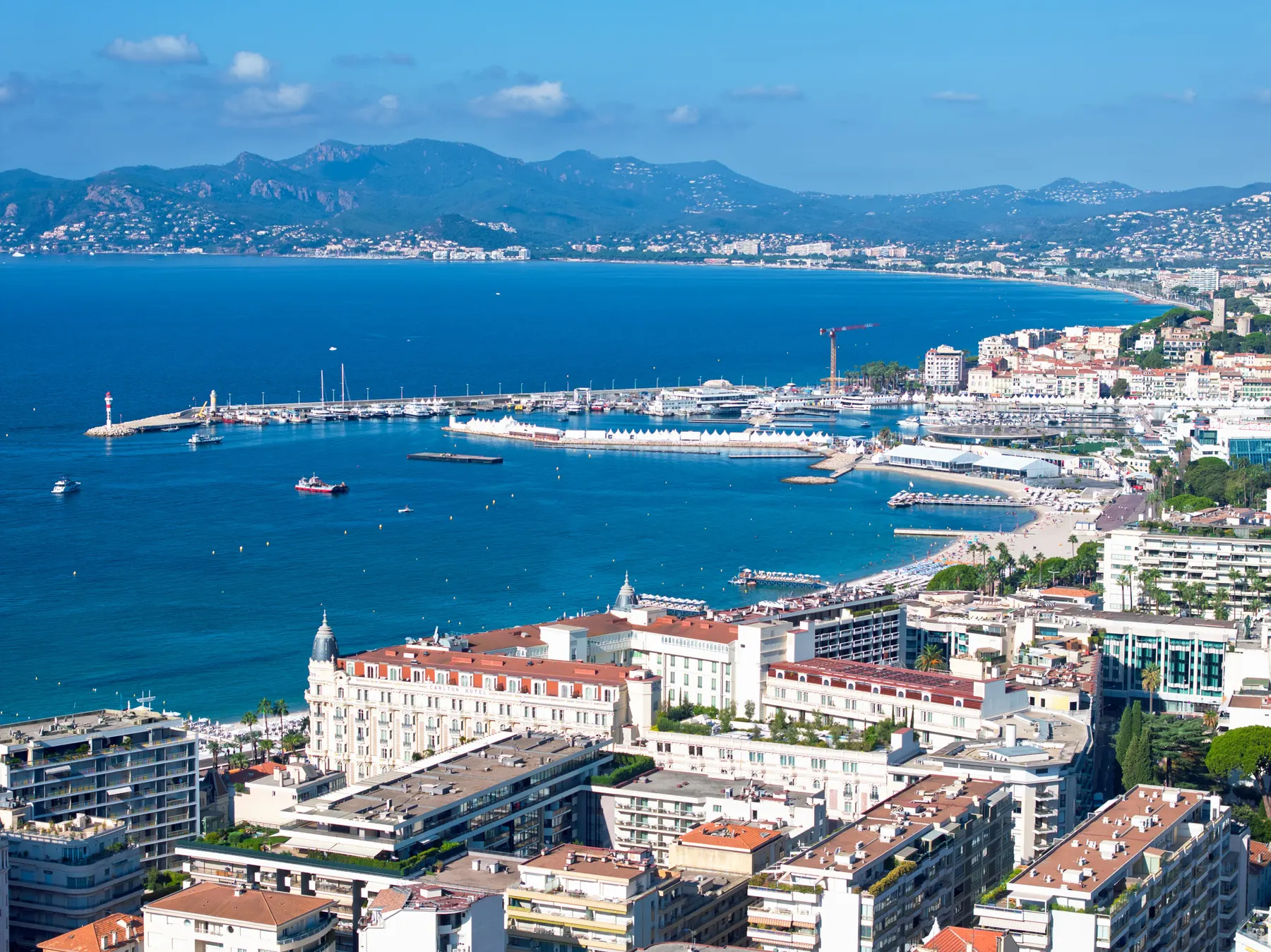 Vue aérienne du Vieux-Port de Cannes, massif de l'Esterel en arrière-plan